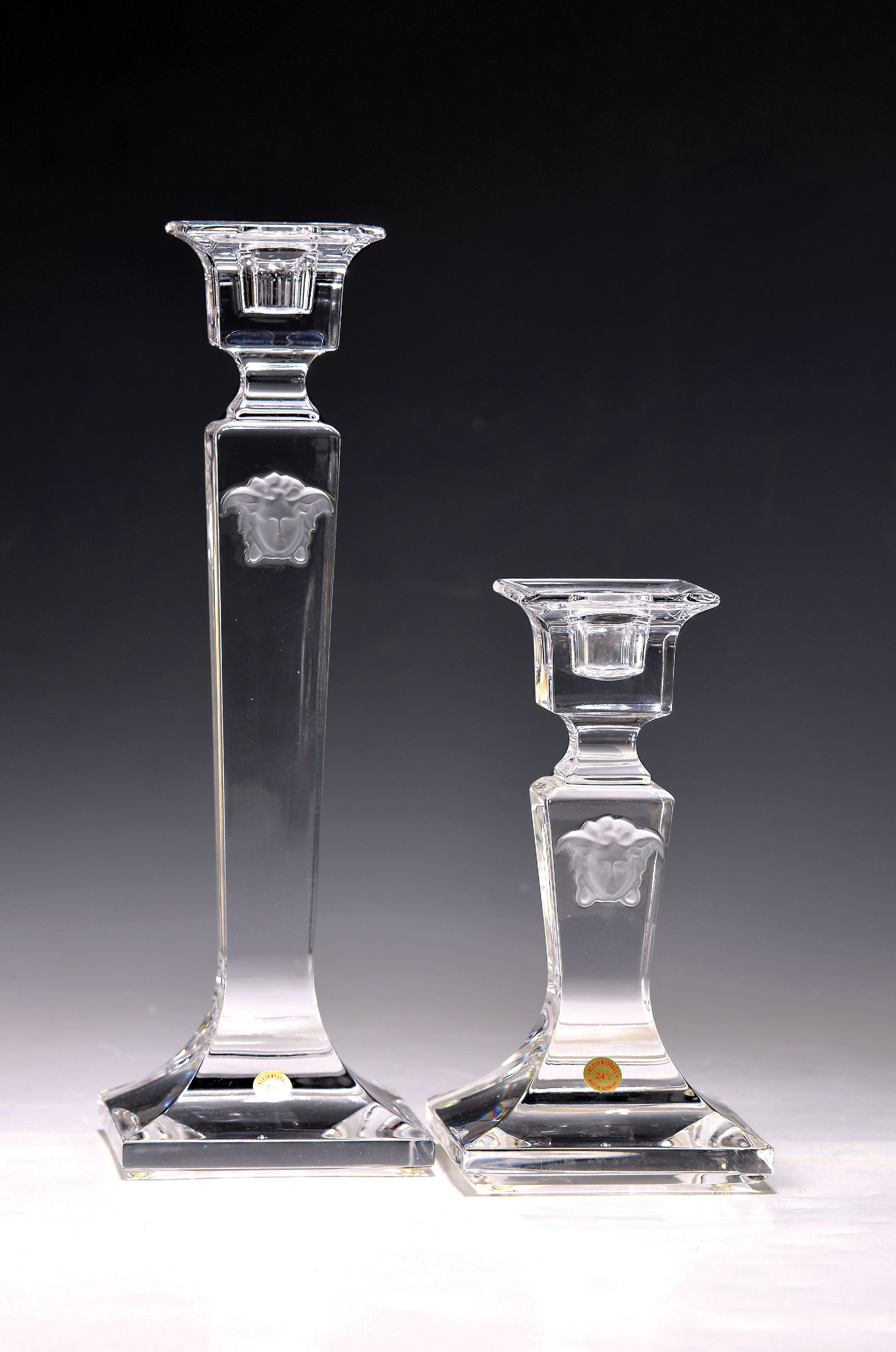 2 Kerzenleuchter, Rosenthal, Modell Medusa von Gianni Versace, Kristallglas mit aufgelegtem mattiertem Medusenhaupt, H. ca. 15.5cm bzw. 24.5cm