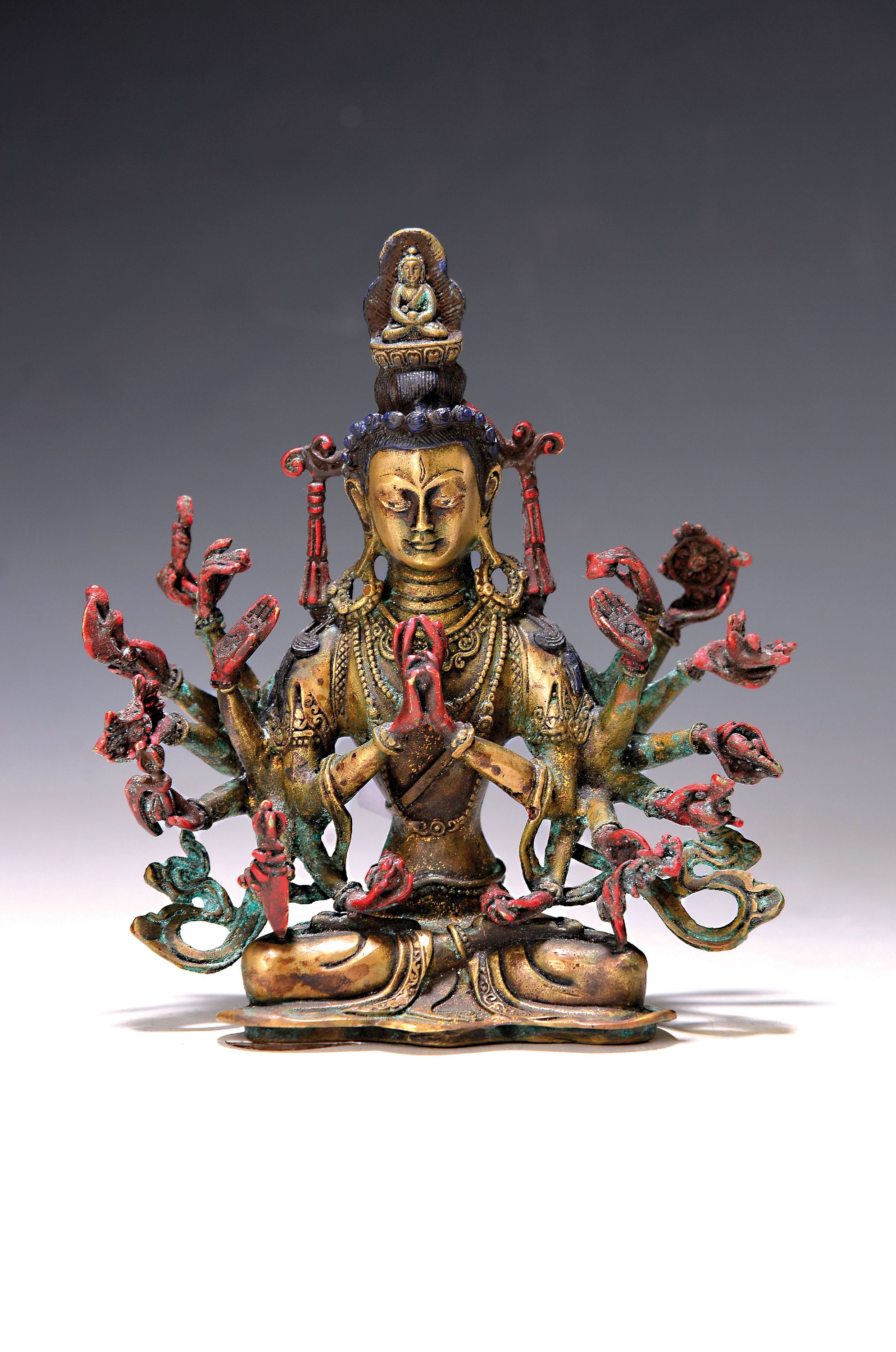 Avalokiteshvara, Tibet, wohl 19. Jh., 18 Arme mit Attributen, reicher Hals - und Gewandschmuck, teilweise koloriert, Krone mit Buddhaabbildung, H. 17 ...
