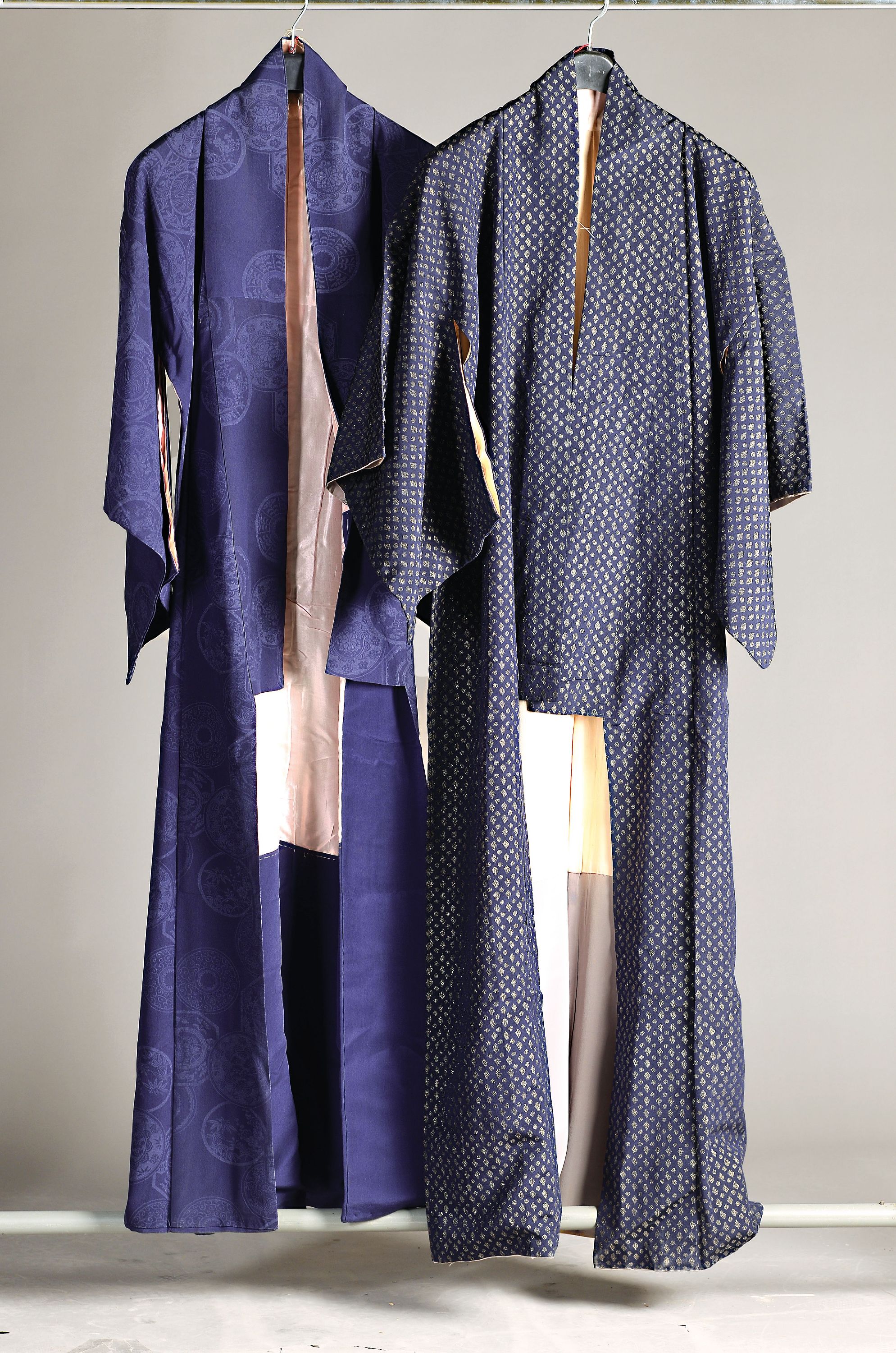 2 Kimonos, Japan, 1980er/1990er Jahre, Seide, feiner Seidenbrokat, dunkelblau, für Männer