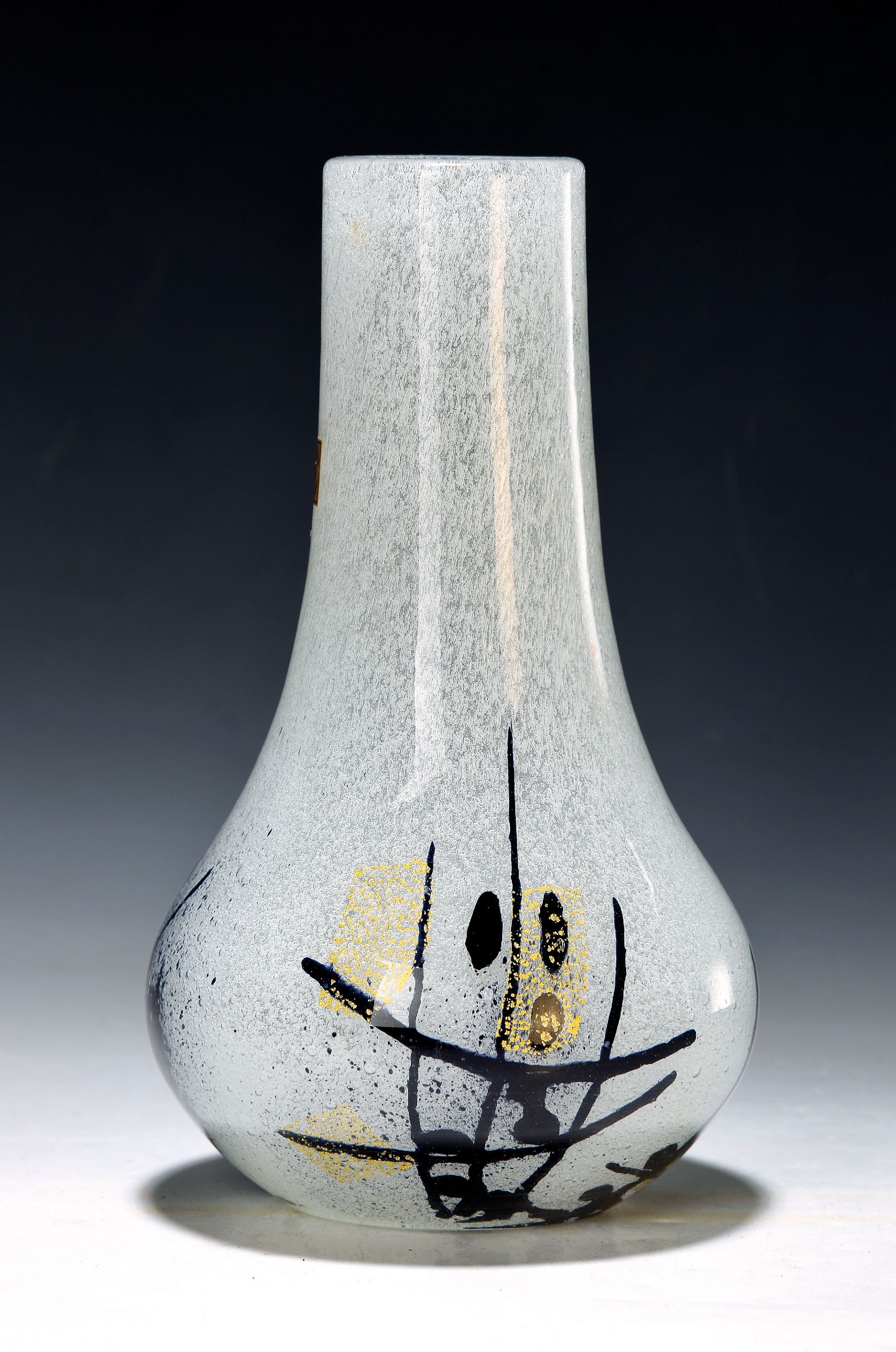 Vase, Iwata Glass Tokio, 20. Jh., mundgeblasenes Glas mit feiner Blasenstruktur, schwarze Einschmelzungen in kalligraphischem Design, ...
