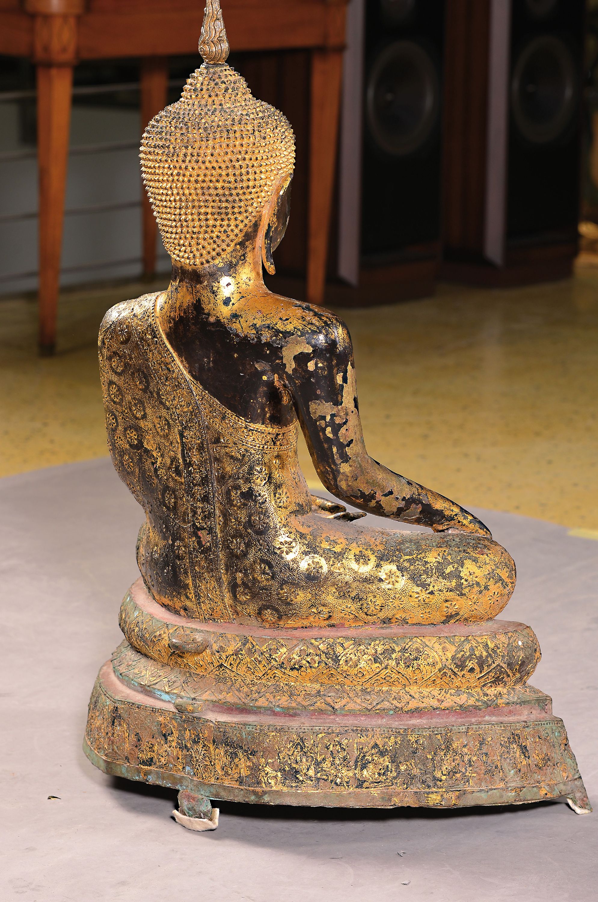 Detail a: Sehr großer Shakyamuni-Buddha, Thailand, 18./19. Jh., Bronze, vergoldet, Geste der Erdberührung, mehrstufiger Thron, reich floral verziertes ...