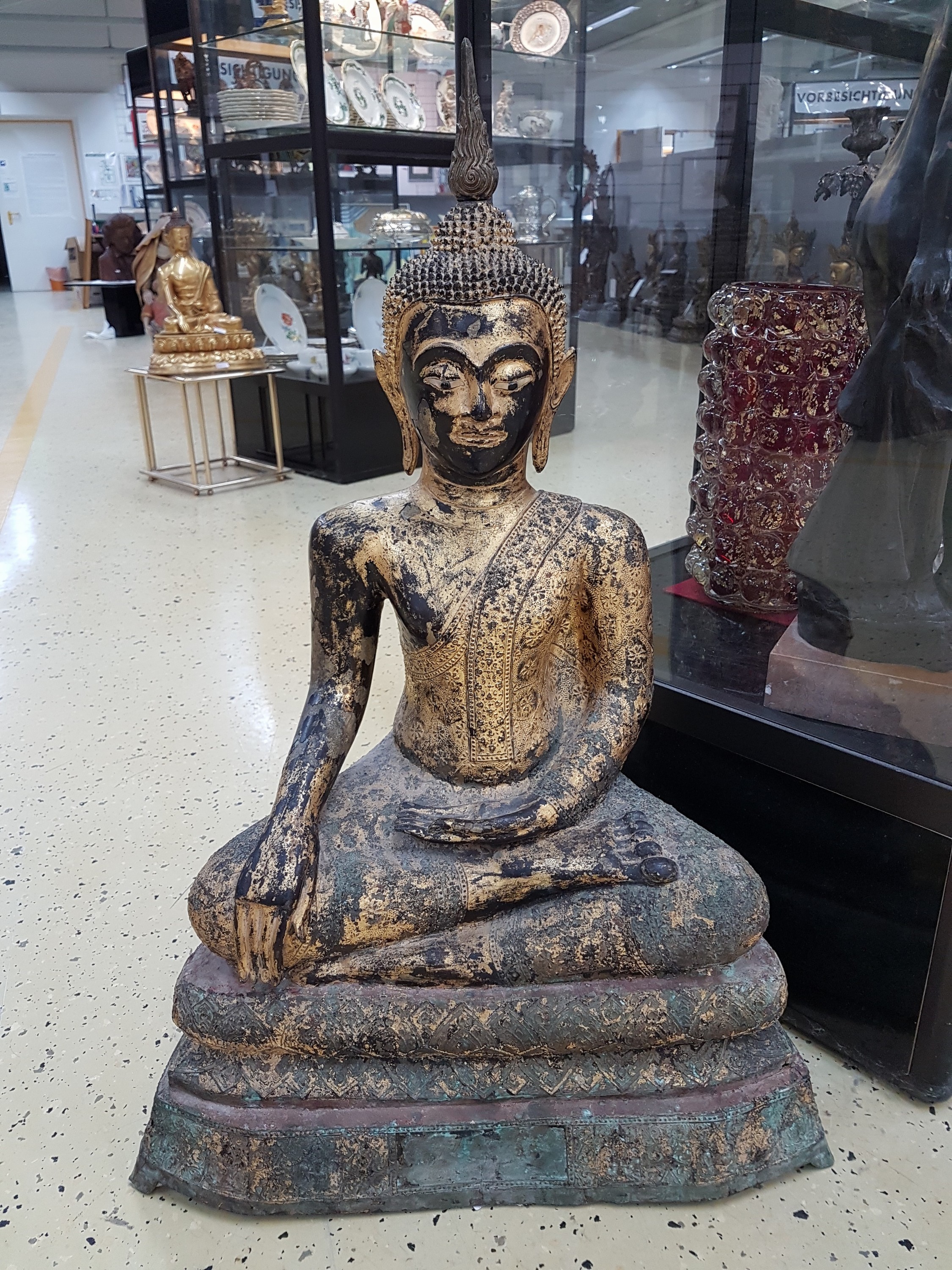 Detail b: Sehr großer Shakyamuni-Buddha, Thailand, 18./19. Jh., Bronze, vergoldet, Geste der Erdberührung, mehrstufiger Thron, reich floral verziertes ...