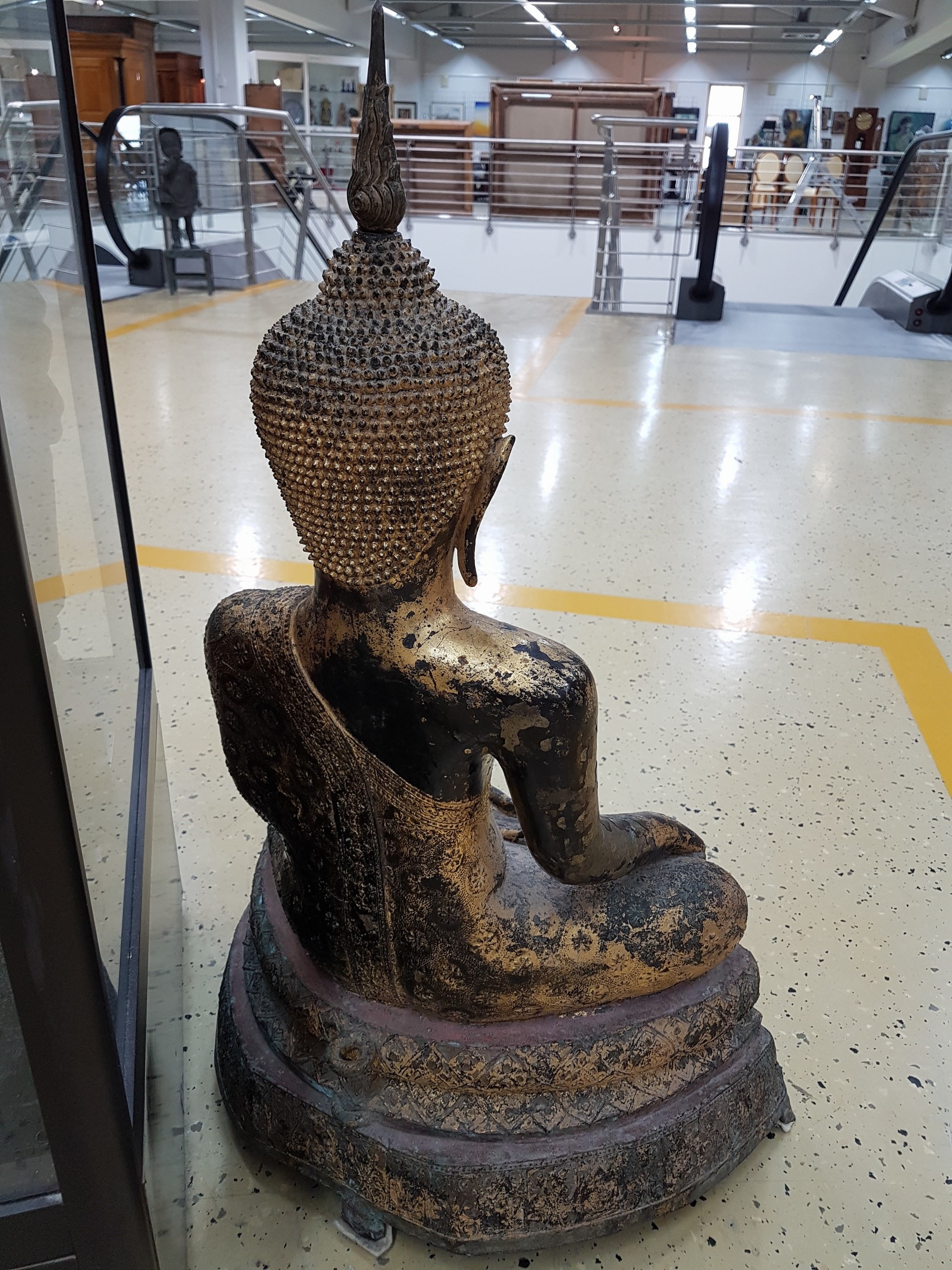 Detail c: Sehr großer Shakyamuni-Buddha, Thailand, 18./19. Jh., Bronze, vergoldet, Geste der Erdberührung, mehrstufiger Thron, reich floral verziertes ...