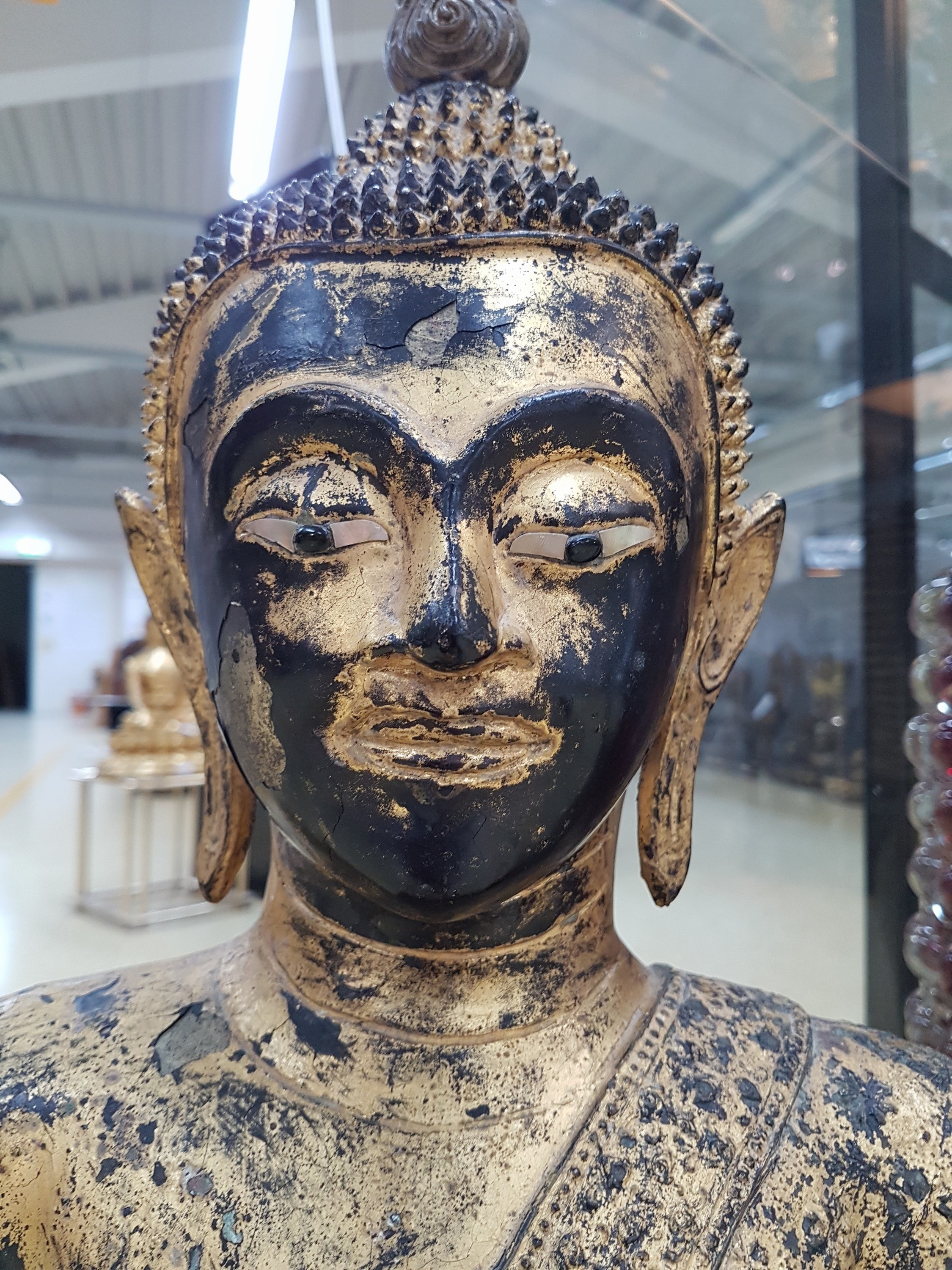 Detail d: Sehr großer Shakyamuni-Buddha, Thailand, 18./19. Jh., Bronze, vergoldet, Geste der Erdberührung, mehrstufiger Thron, reich floral verziertes ...