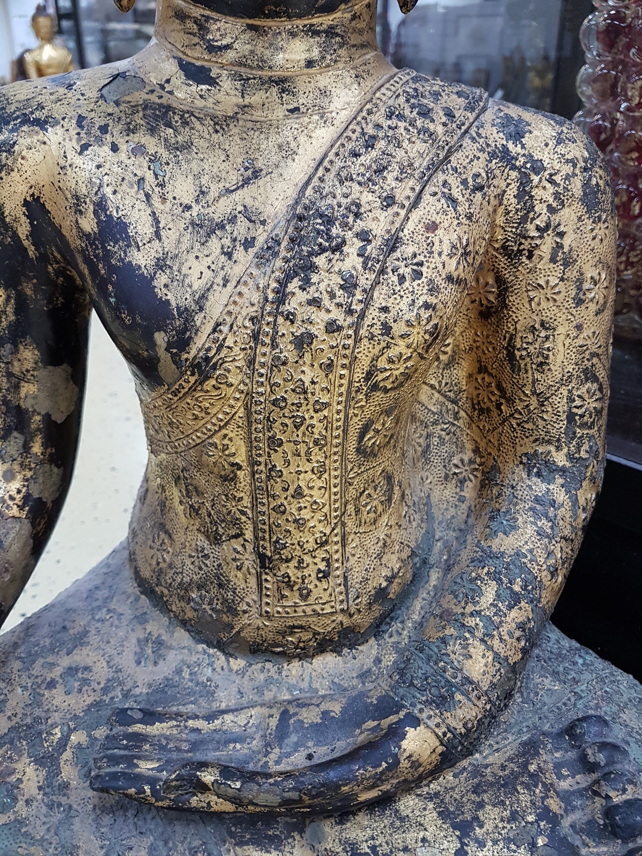 Detail e: Sehr großer Shakyamuni-Buddha, Thailand, 18./19. Jh., Bronze, vergoldet, Geste der Erdberührung, mehrstufiger Thron, reich floral verziertes ...