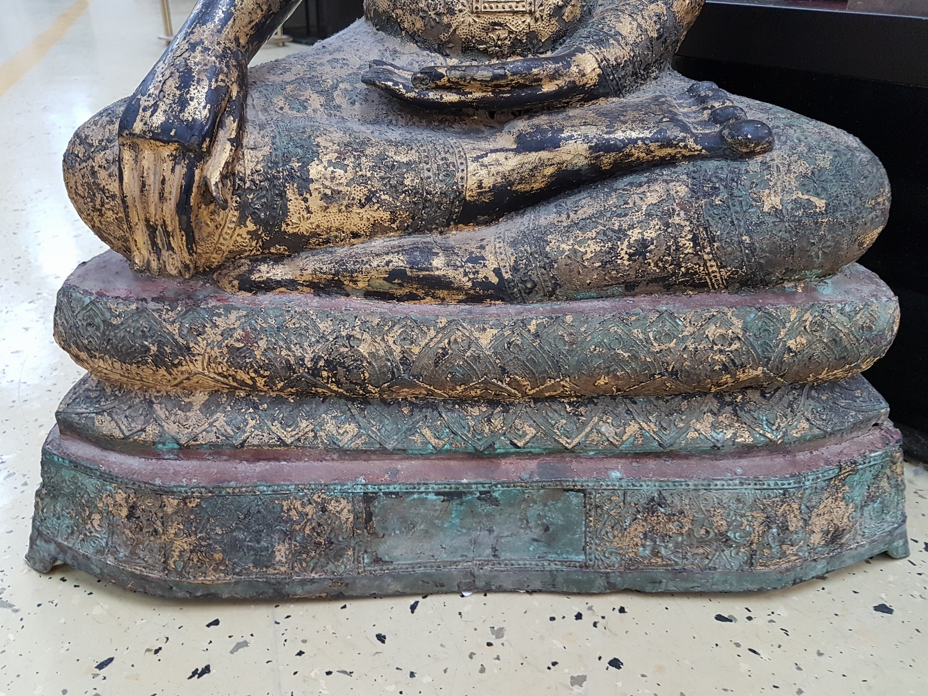 Detail f: Sehr großer Shakyamuni-Buddha, Thailand, 18./19. Jh., Bronze, vergoldet, Geste der Erdberührung, mehrstufiger Thron, reich floral verziertes ...