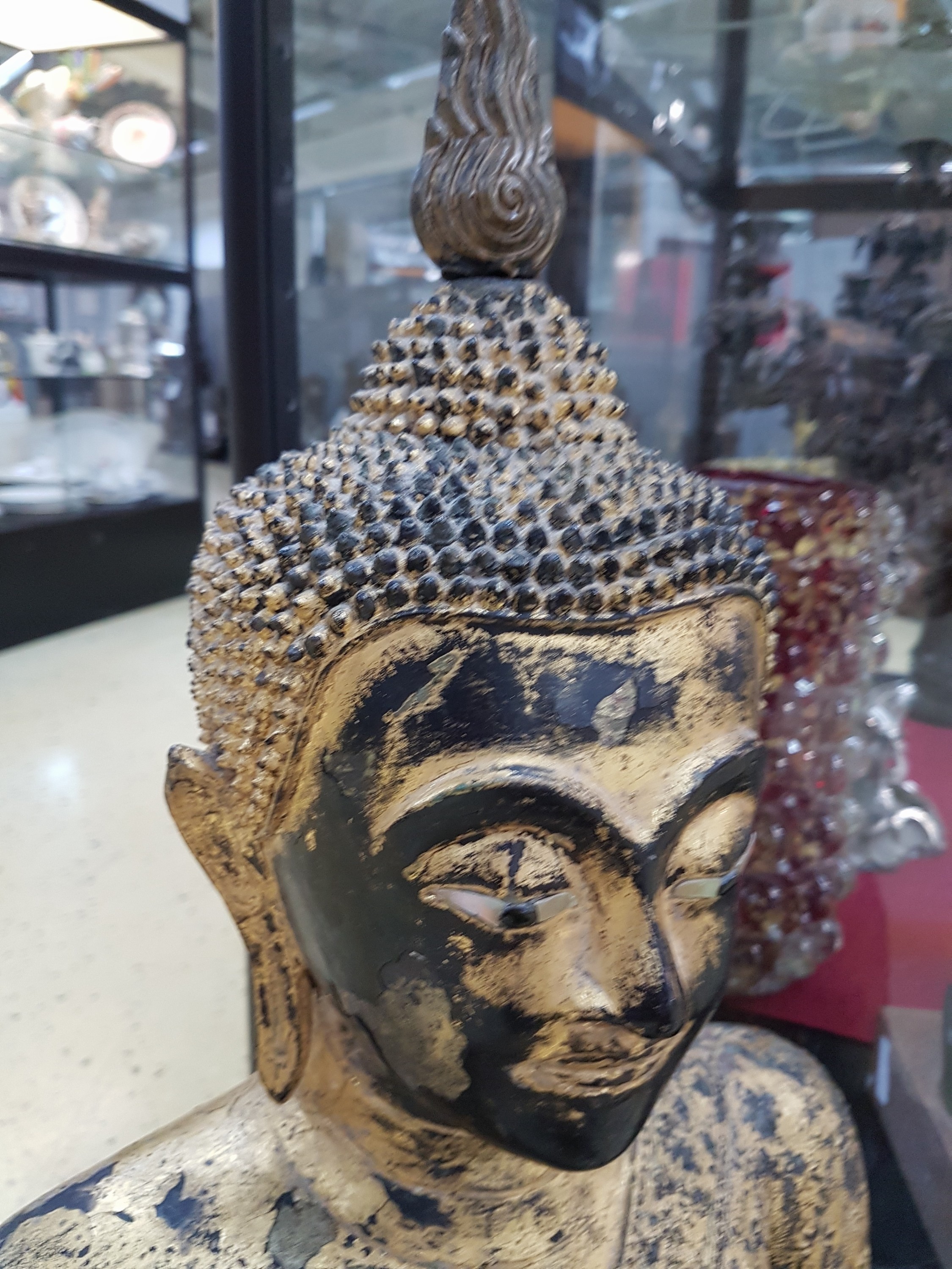 Detail g: Sehr großer Shakyamuni-Buddha, Thailand, 18./19. Jh., Bronze, vergoldet, Geste der Erdberührung, mehrstufiger Thron, reich floral verziertes ...