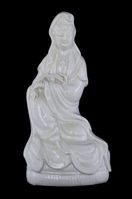 Image 26914236 - Guan Yin, made in China, Porzellan, hier in stiltypischer Darstellung mit Ruyi Zepter, ...