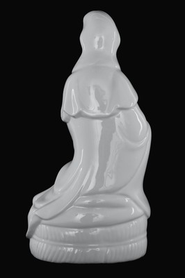 26914236a - Guan Yin, made in China, Porzellan, hier in stiltypischer Darstellung mit Ruyi Zepter, ...