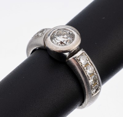 Image 26914253 - 14 kt Gold Brillant-Ring, WG 585/000, 1 Brillant ca. 0.90 ct Weiß/p, 8 Brillanten ...