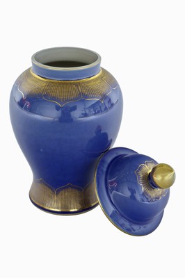 26914261a - Deckelvase, made in Japan, Porzellan, blau glasiert u. goldfarben verziert, ...