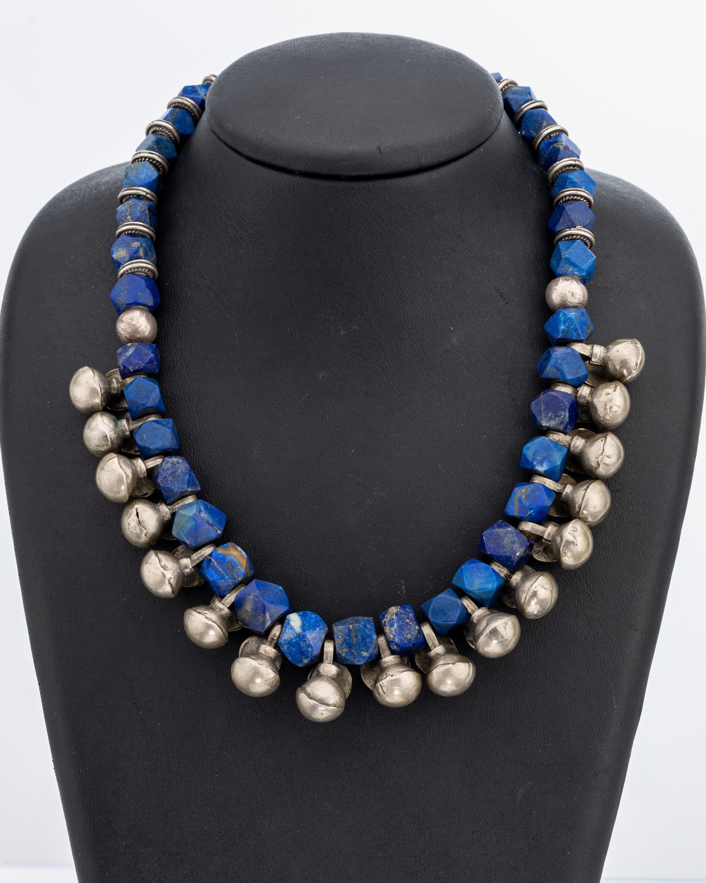 Collier, Nepal um 1900, Silber, facett. Lapislazuli-Elemente, Mittelteil mit Silberkugeln, Hakenschließe, L. ca. 44 cm
