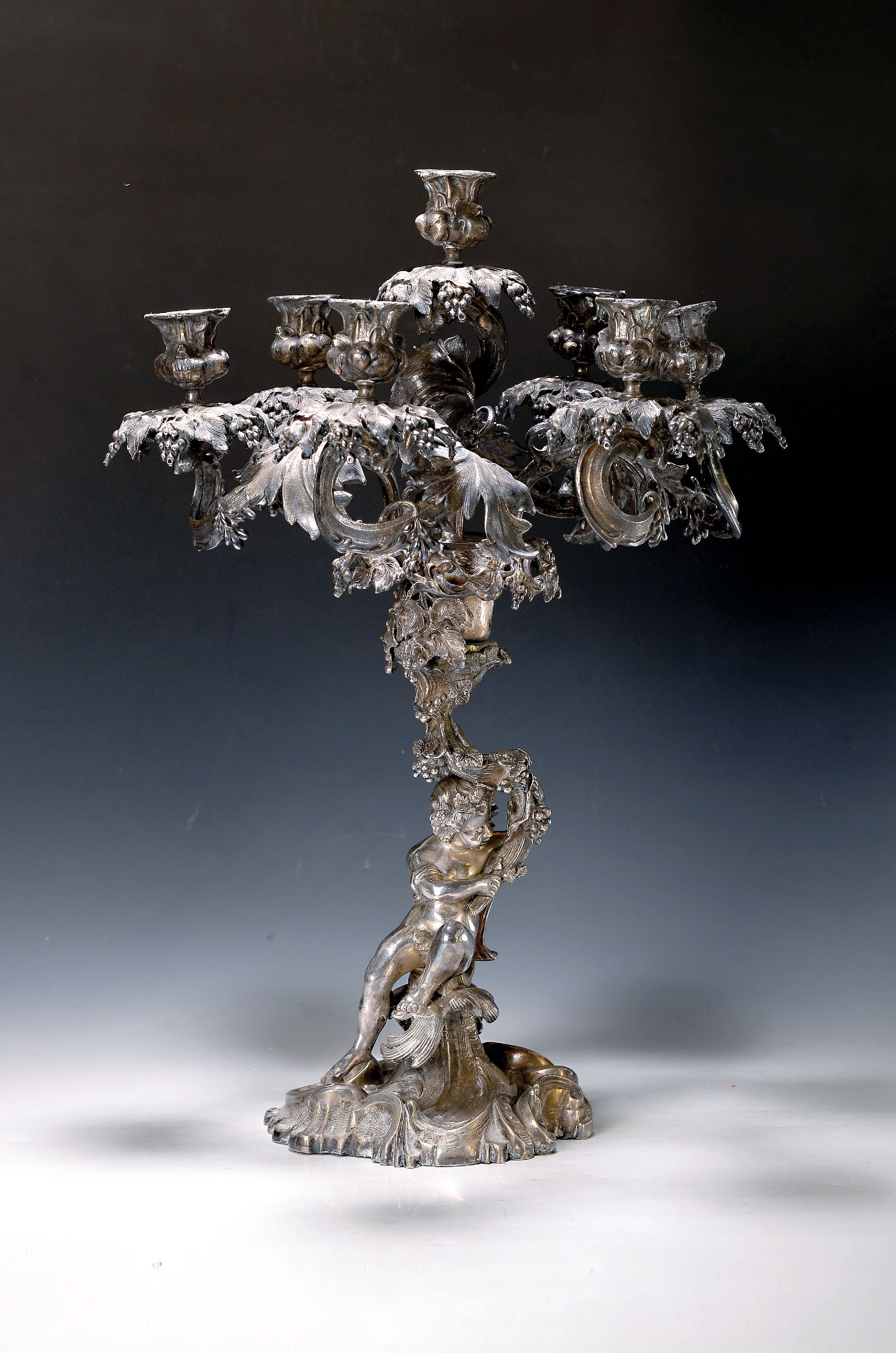 Großer Kerzenleuchter/Kandelaber/Prunkleuchter Rokokostil, um 1900, Metall versilbert, Figurenleuchter, Mittelteil mit vollplastischem Bacchant, der ...