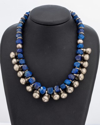 Collier, Nepal um 1900, Silber,  facett. Lapislazuli-Elemente, Mittelteil mit Silberkugeln, Hakenschließe, L. ca. 44 cm