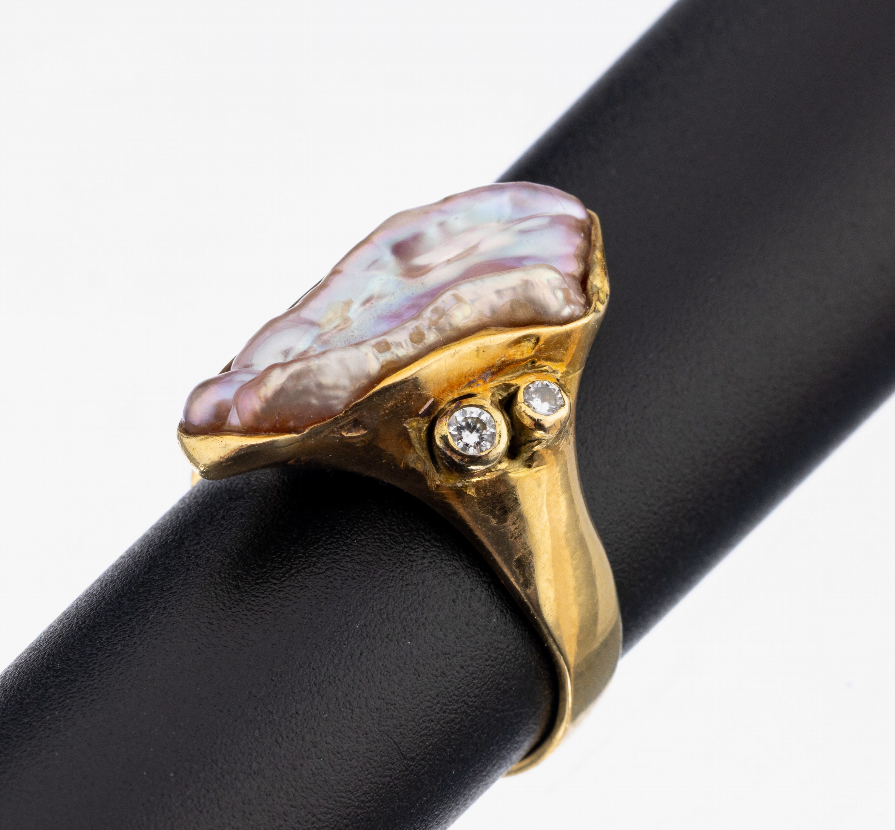 18 kt Gold Perl-Brillant-Ring, GG 750/000, qualitätvolle Goldschmiedearbeit, mittig rosefarb. Süßwasserzuchtperle, sogn. Drachenzahn, 2 ...