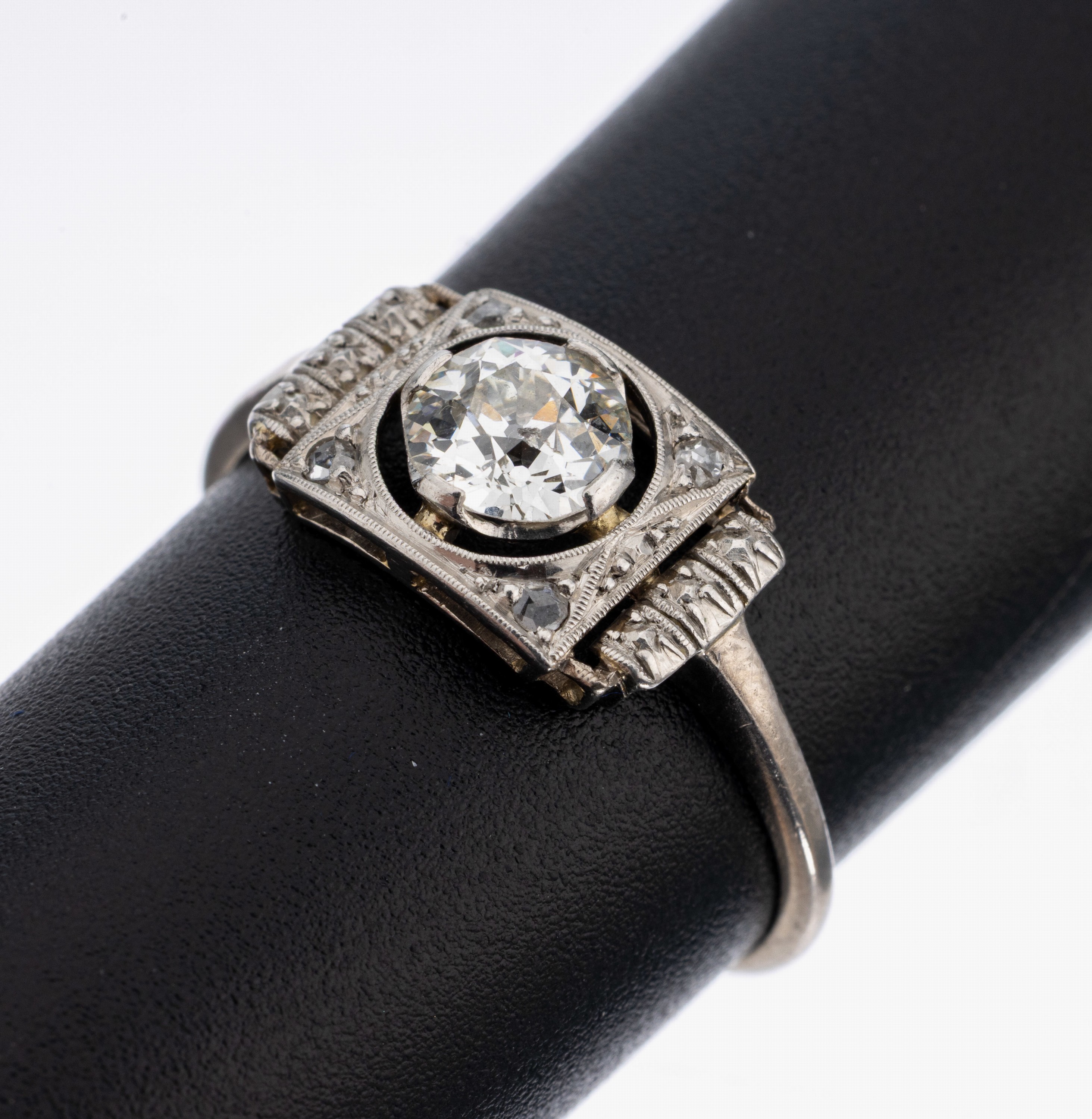 14 kt Gold Diamant-Ring, um 1920, WG 585/000, Ringkopf durchbrochen, mittig Altschliffdiamant ca. 0.55 ct l.get.Weiß/p, 4 Diamantrosen zus. ca. ...