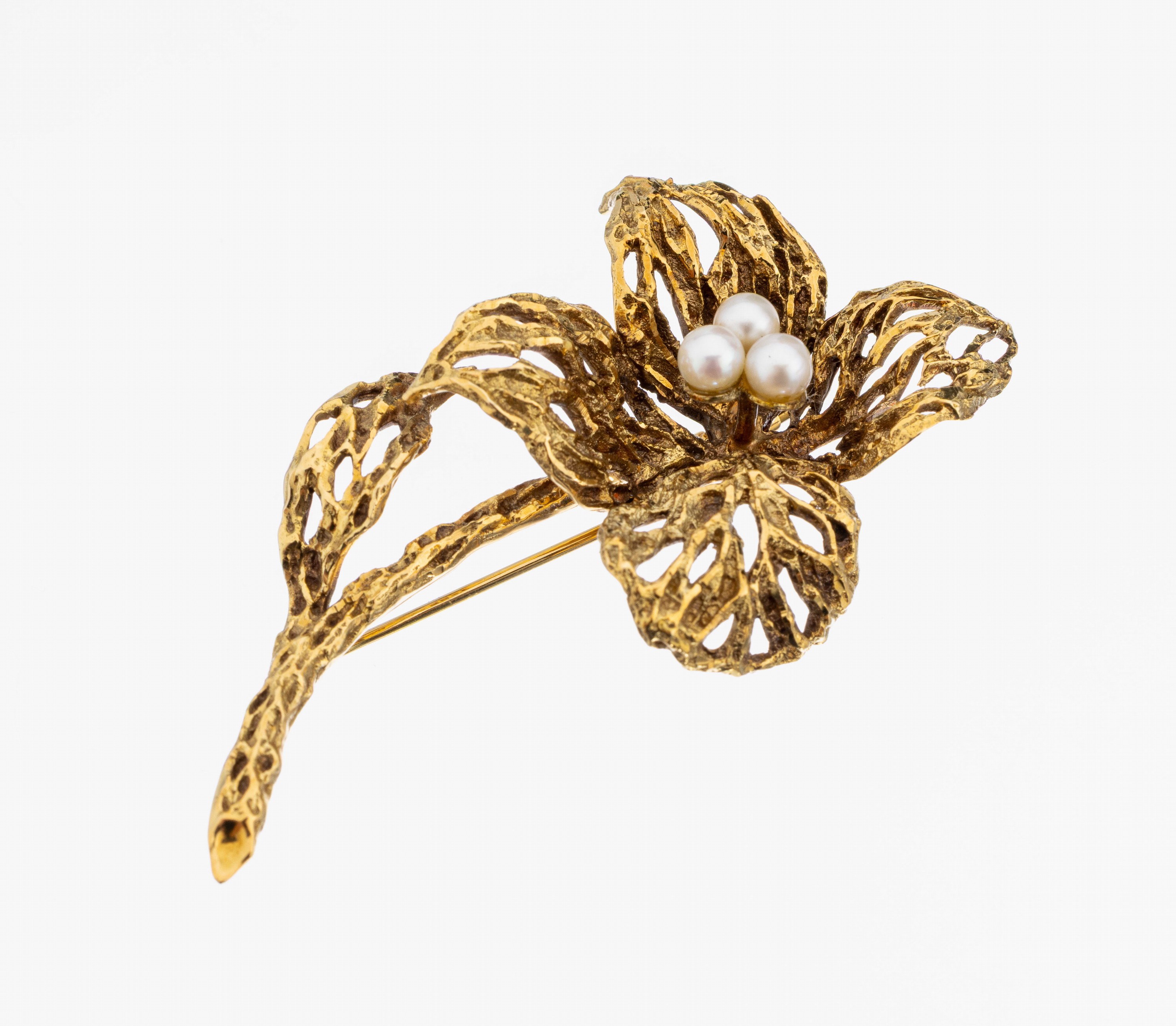 14 kt Gold Perl-Brosche, GG 585/000, in Form einer Blume, durchbrochen gearbeitet, 3 kl. Perlchen, ca. 12.6 g, L. ca. 6 cm