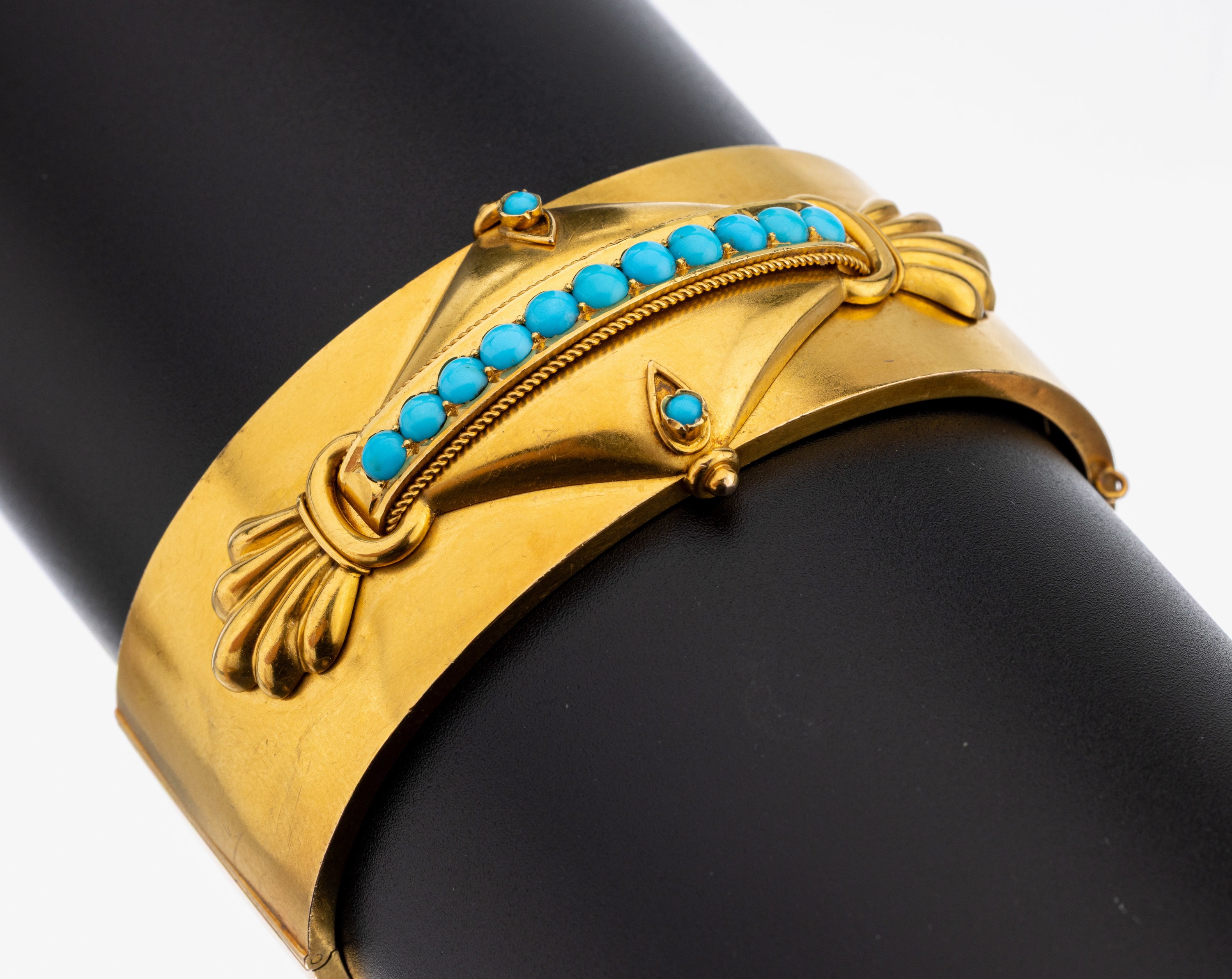 14 kt Gold Türkis-Armband, um 1880, GG 585/000 gepr., aufwendige Montur mit Türkis- Cabochons, verbeult, 1 Beschädigung am Rand, Klappscharnier, ...