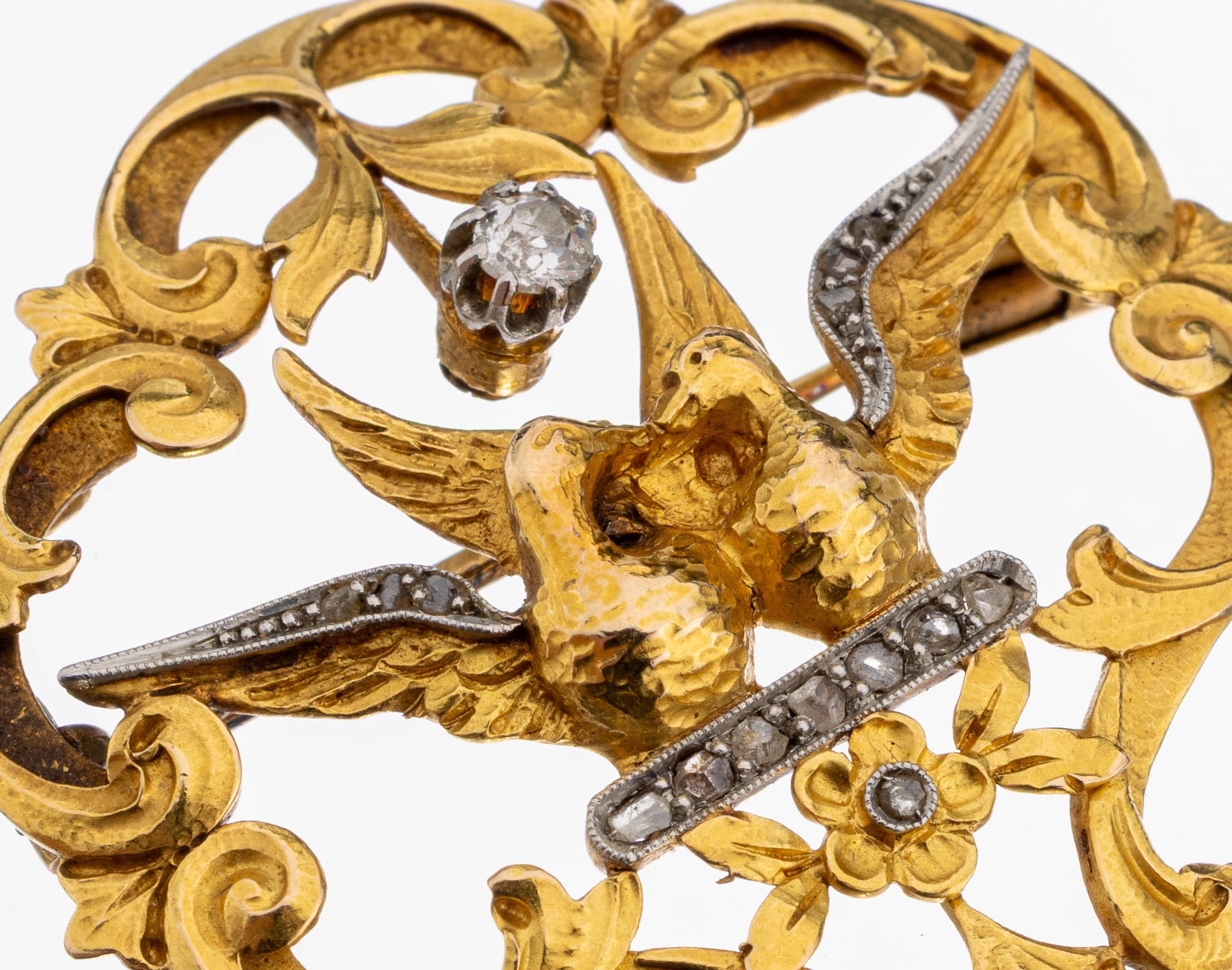 Detail a: 18 kt Gold Perl-Diamant-Brosche, um 1900, GG 750/000, mittig 2 schnäbelnde Tauben, abstr.-floral, 1 Altschliffdiamant ca. 0.05 ct Weiß/p, 15 ...