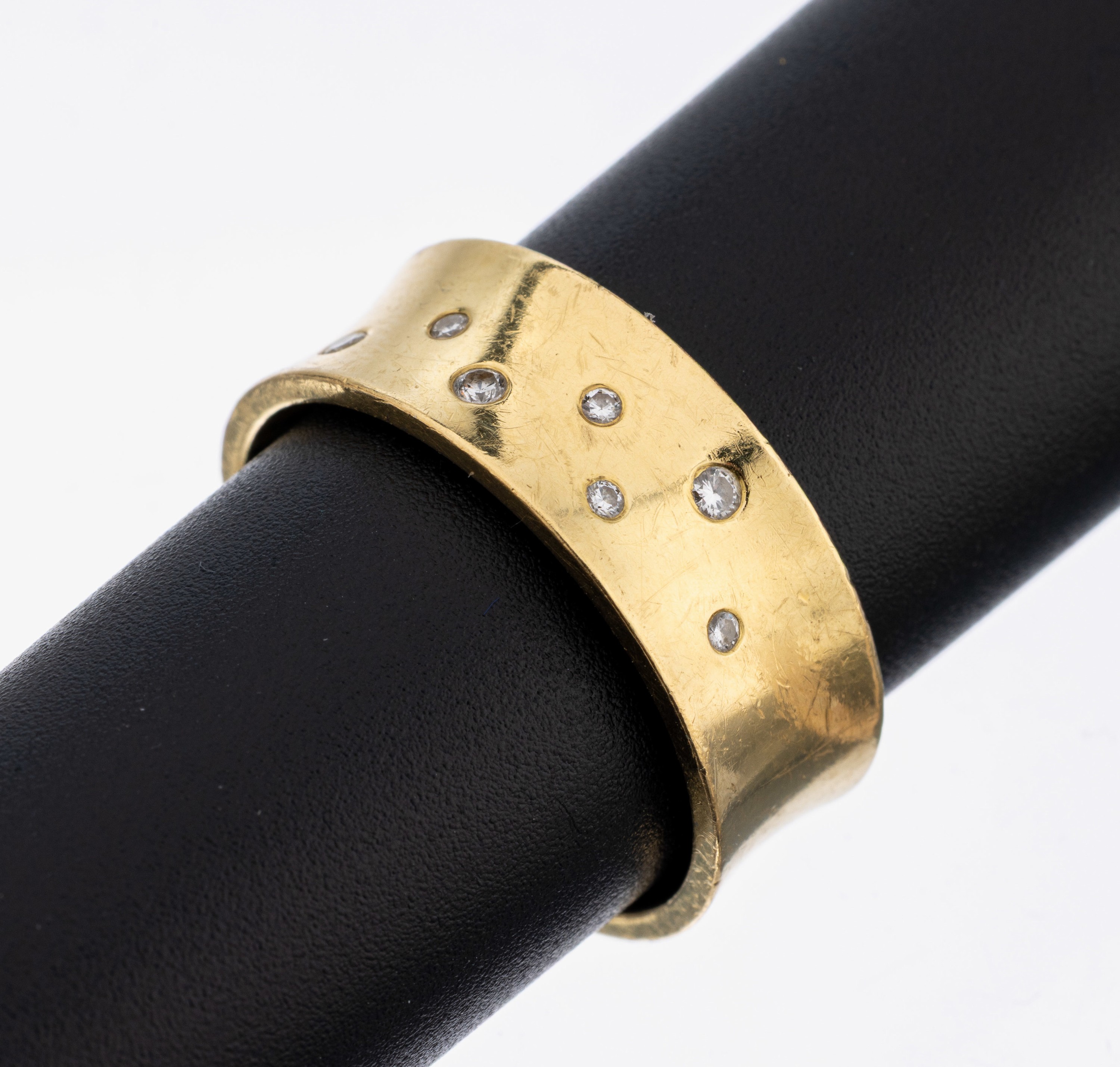 18 kt Gold Brillant-Ring, GG 750/000, 7 Brillanten zus. ca. 0.05 ct Weiß/si, ca. 9.7 g, konkave Ringschiene, RW 59