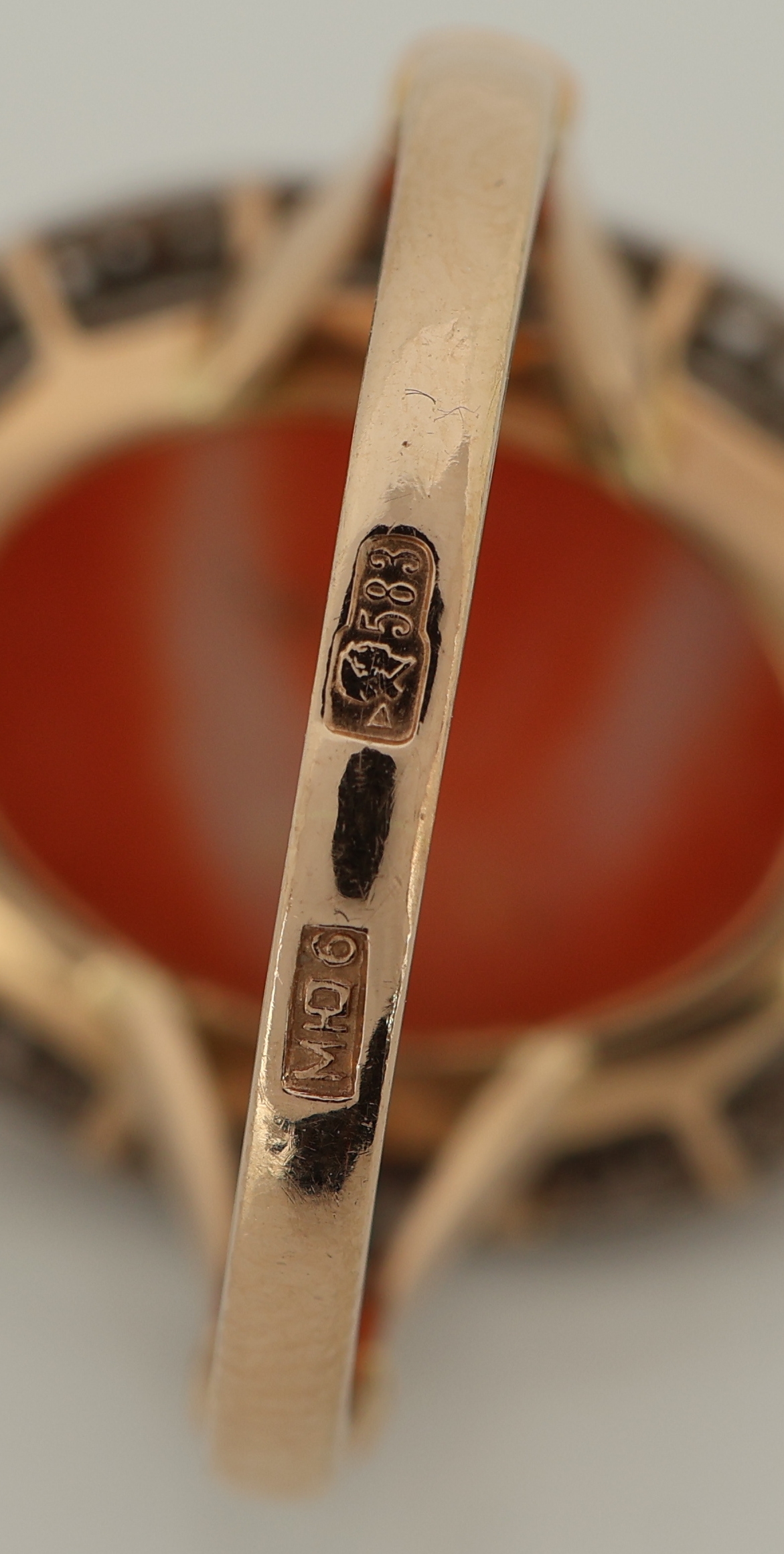 Detail a: 14 kt Gold Korall-Diamant-Ring, um 1900, GG585/000 gepr., Korallenkamee mit Frauenportrait, Umrandung mit Diamantrosen zus. 0.16 ct, ca. 6.6 g, RW ...