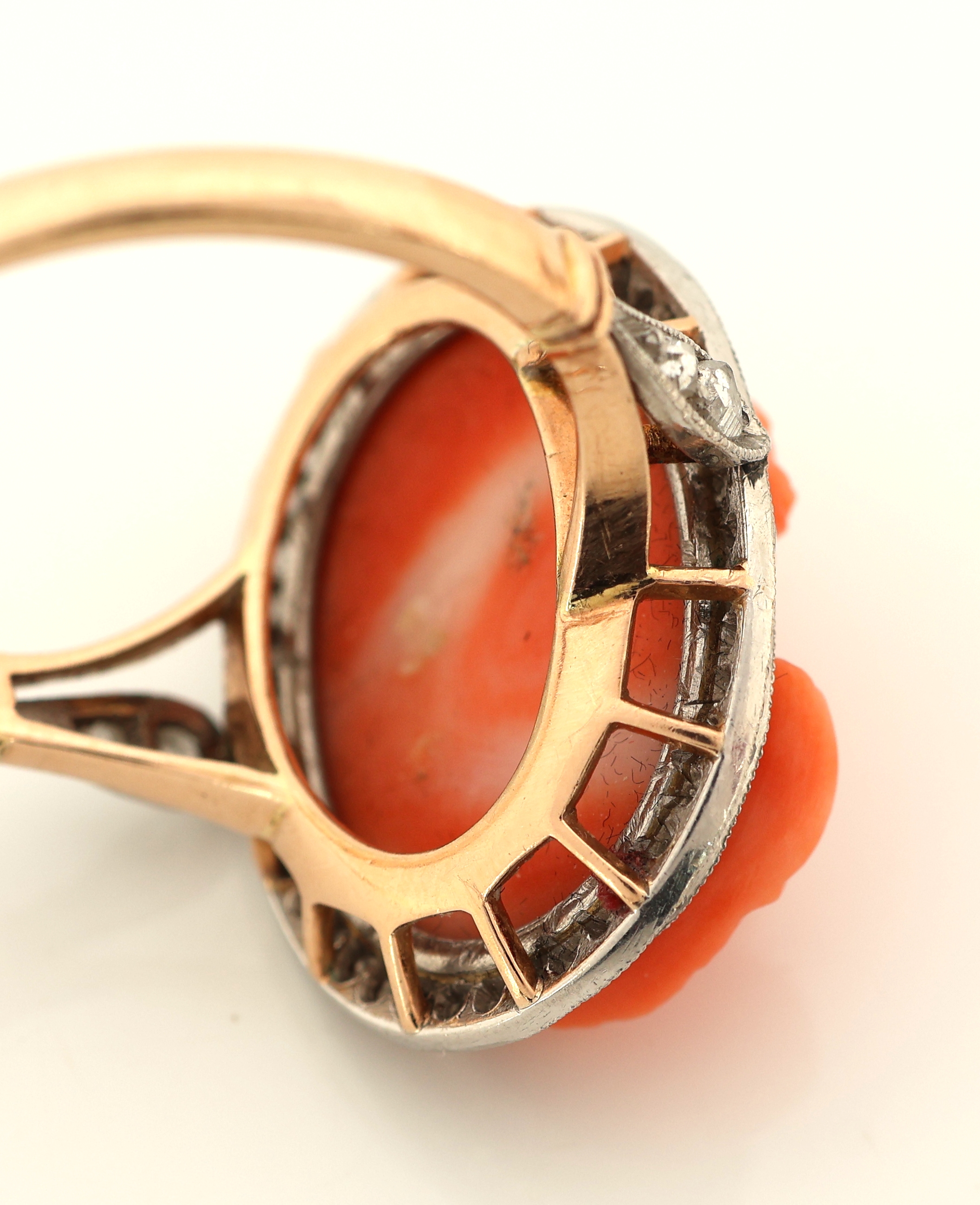 Detail b: 14 kt Gold Korall-Diamant-Ring, um 1900, GG585/000 gepr., Korallenkamee mit Frauenportrait, Umrandung mit Diamantrosen zus. 0.16 ct, ca. 6.6 g, RW ...