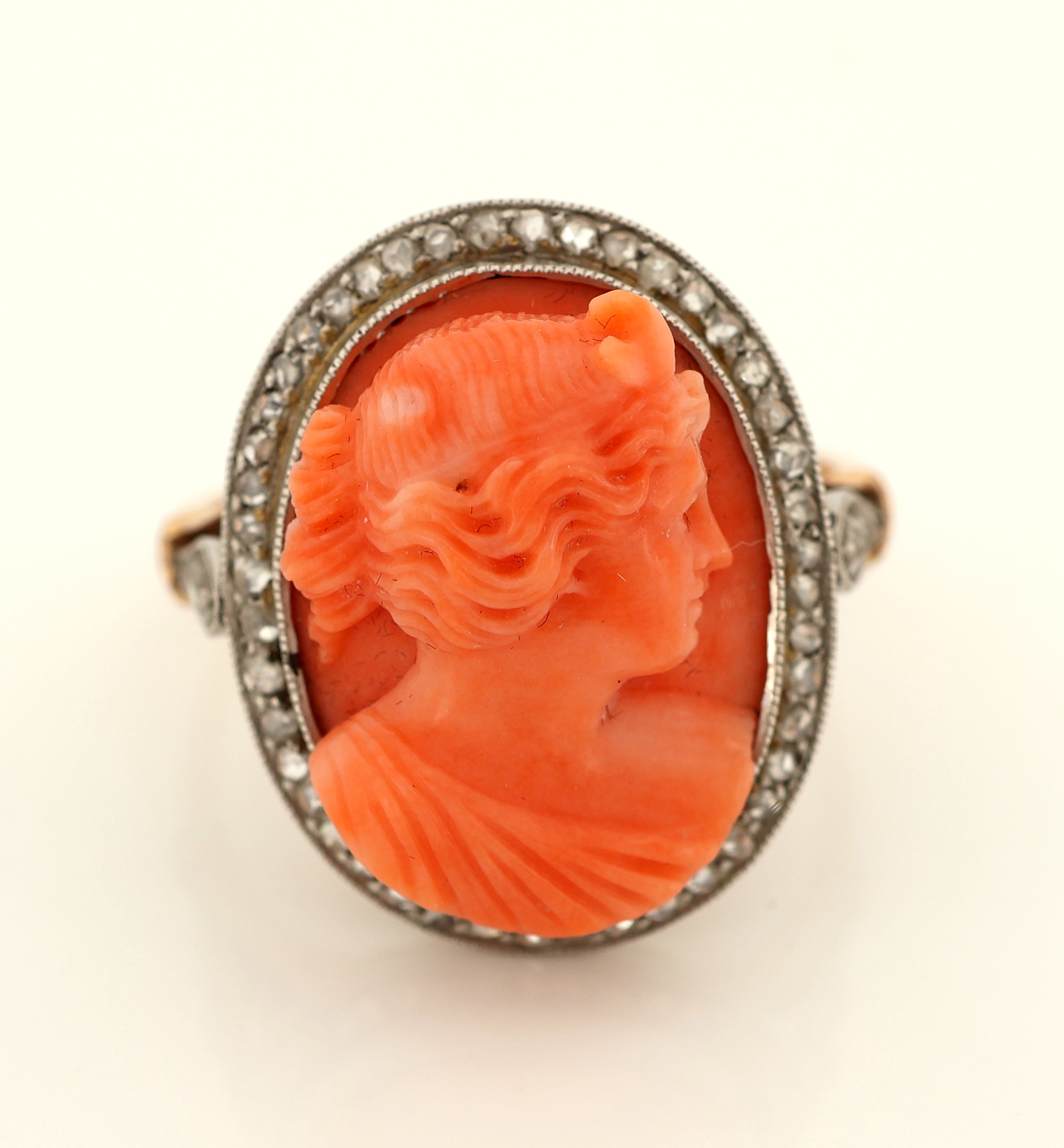 Detail c: 14 kt Gold Korall-Diamant-Ring, um 1900, GG585/000 gepr., Korallenkamee mit Frauenportrait, Umrandung mit Diamantrosen zus. 0.16 ct, ca. 6.6 g, RW ...