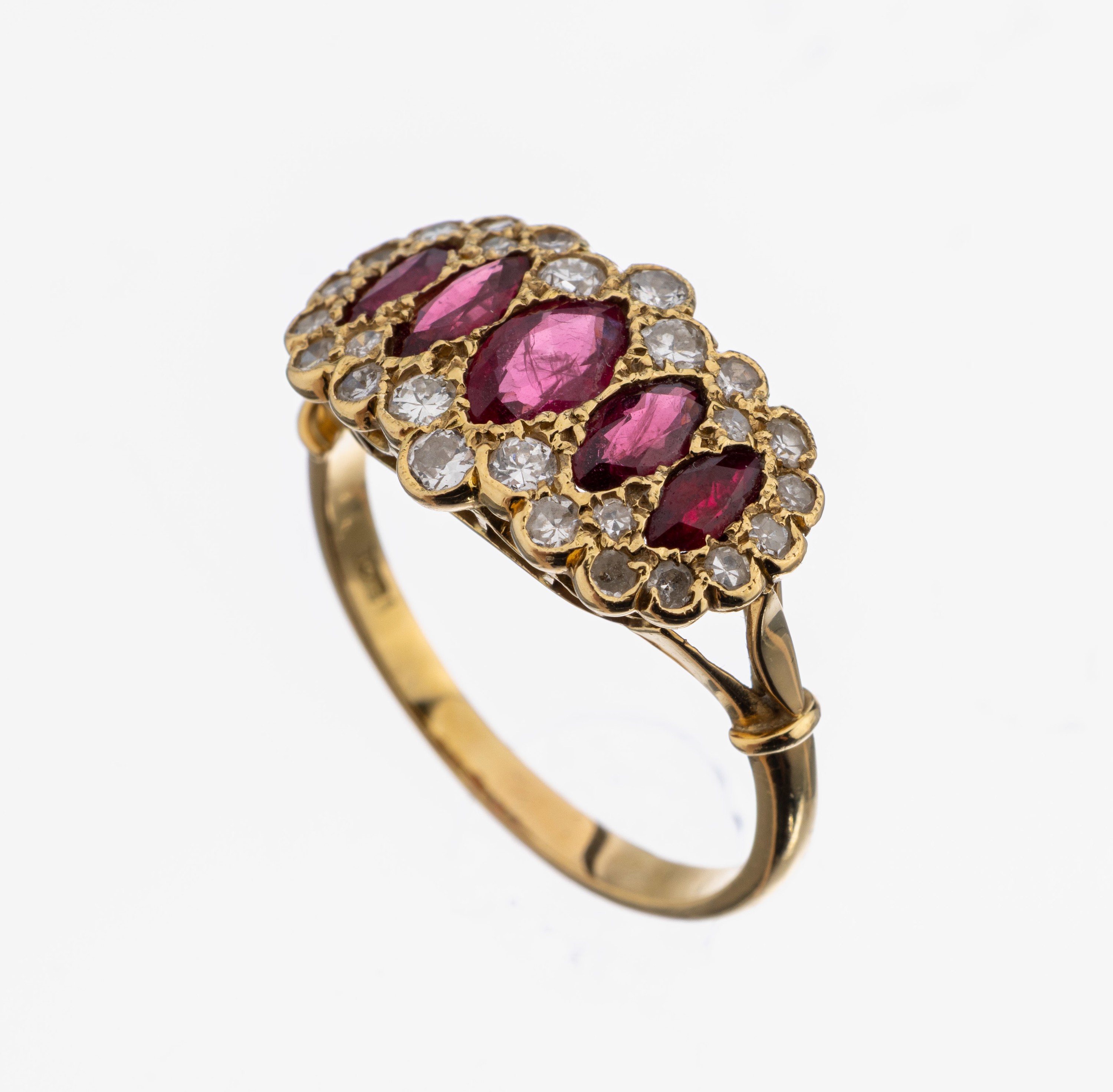 18 kt Gold Rubin-Diamant-Ring, GG 750/000, 5 Rubin-Navettes zus. ca. 0.80 ct, 26 8/8- Diamanten zus. ca. 0.28 ct Weiß/p, ca. 4.3 g, RW 58.5