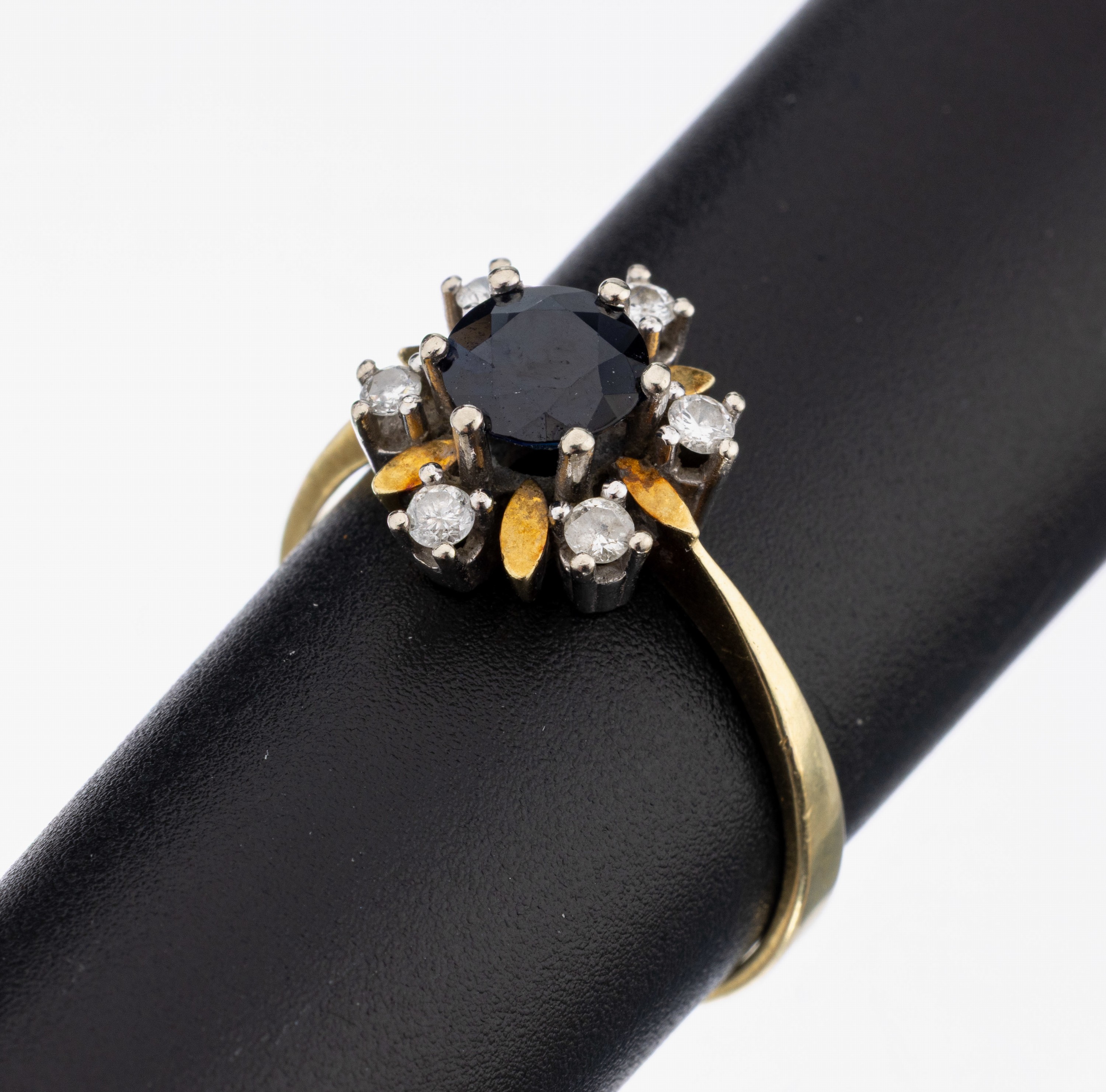 14 kt Gold Saphir-Brillant-Ring, GG/WG 585/000, rundfacett. Saphir ca. 1.0 ct, 6 Brillanten zus. ca. 0.18 ct Weiß/p, ca. 4.3 g, RW 61