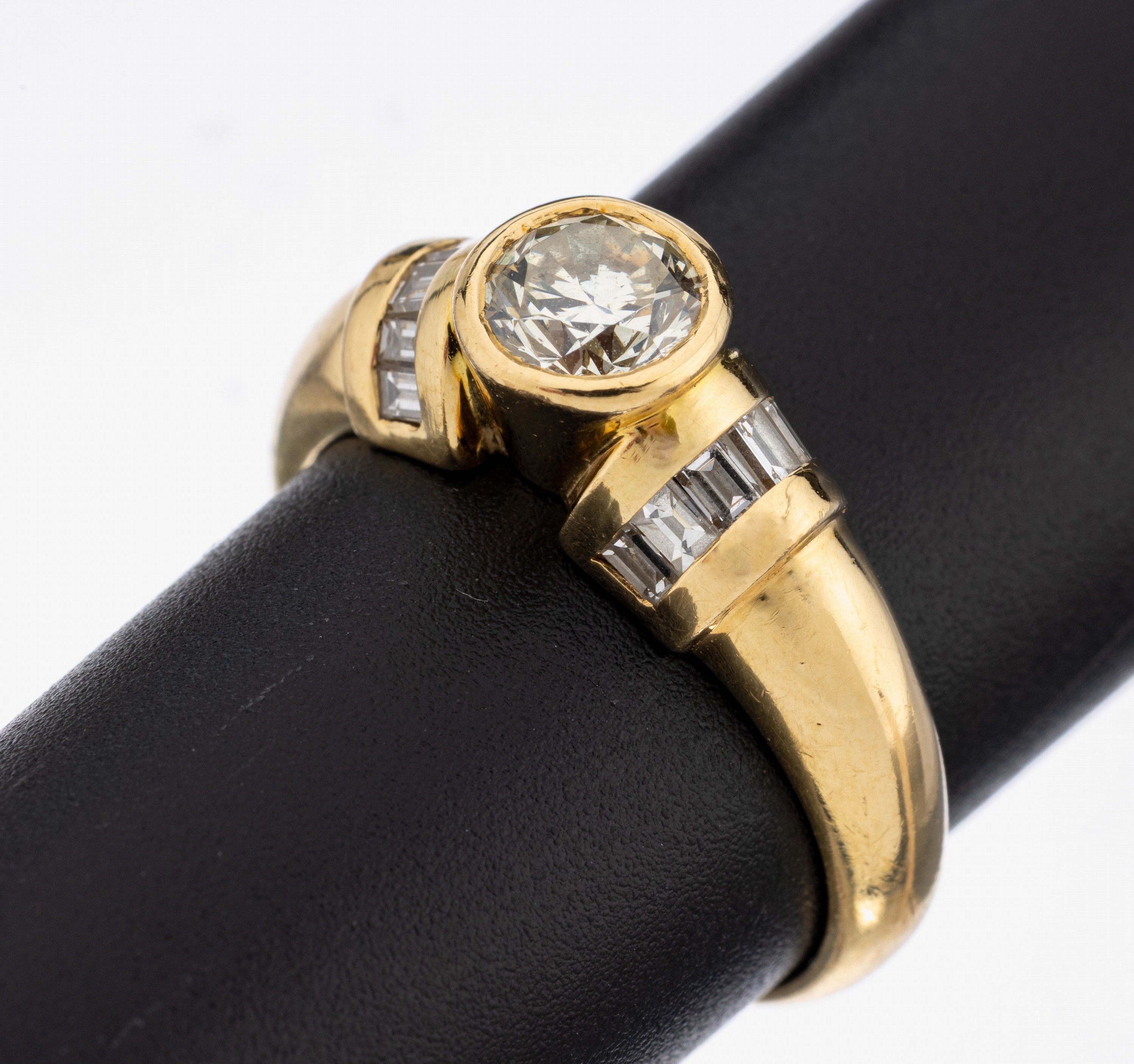 18 kt Gold Diamant-Ring, GG 750/000, 1 Brillant ca. 0.75 ct get. Weiß/si, 12 Diamant-Baguettes zus. ca. 0.40ct Weiß/si, ca. 6.6 g, RW 60