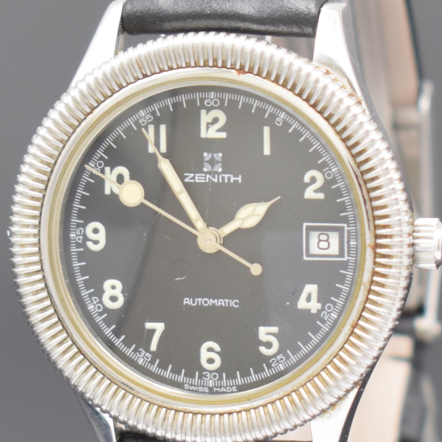 Detail a: ZENITH Pilot Herrenarmbanduhr Referenz 01.0140.492, Schweiz um 1995, Automatik, Stahlgeh. beids. vergl., Boden verschr., geriffelte Lünette, ...
