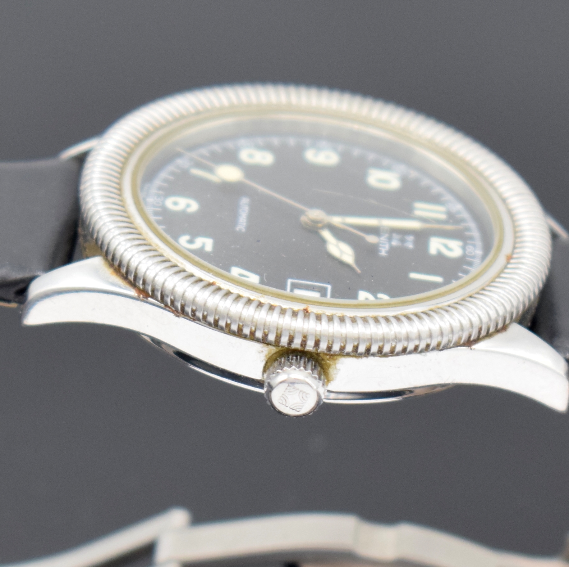 Detail c: ZENITH Pilot Herrenarmbanduhr Referenz 01.0140.492, Schweiz um 1995, Automatik, Stahlgeh. beids. vergl., Boden verschr., geriffelte Lünette, ...