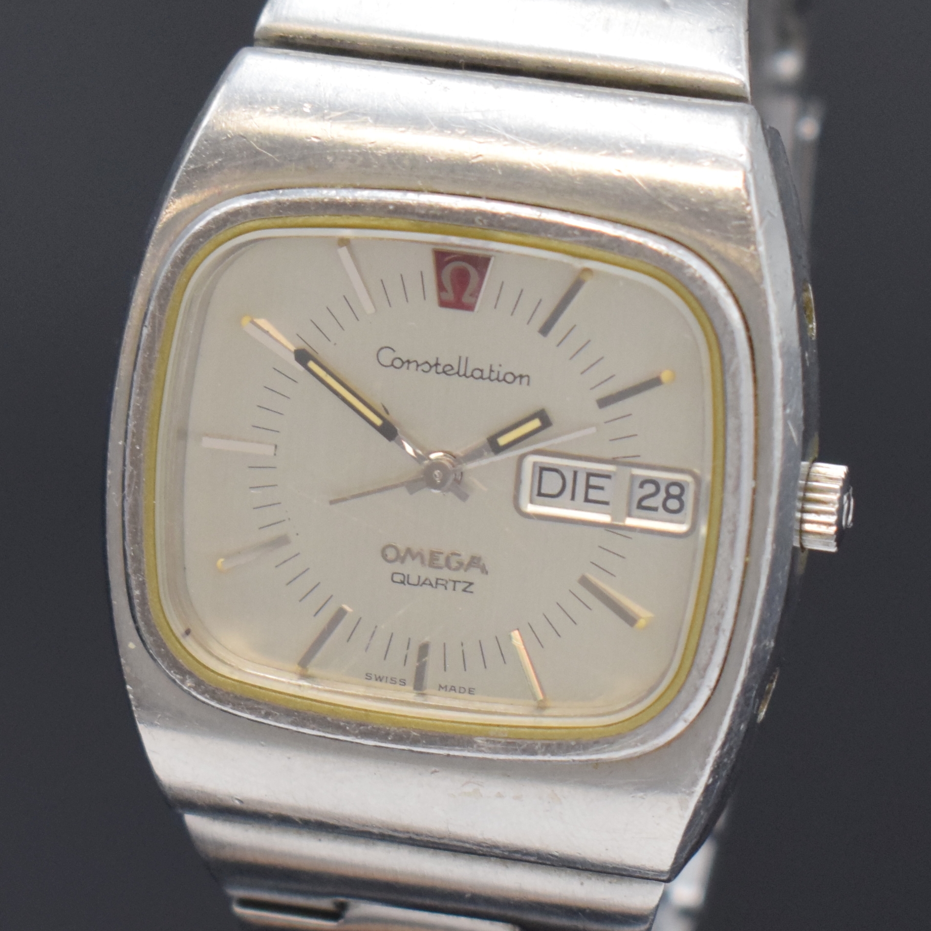 Detail a: OMEGA Constellation Herrenarmbanduhr Referenz 196.0016/396.0811, Schweiz um 1975, quarz, Boden verschr., Korrekturdr. seitl. im Geh. eingel., orig. ...