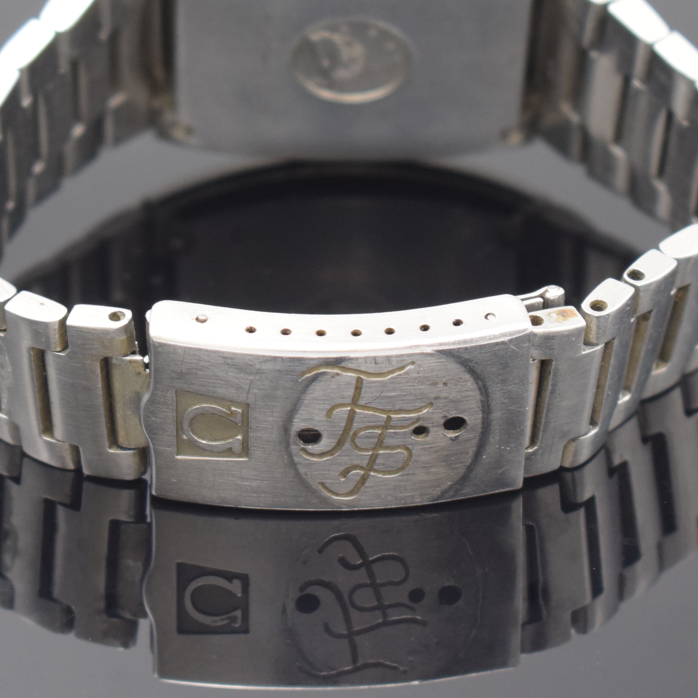 Detail b: OMEGA Constellation Herrenarmbanduhr Referenz 196.0016/396.0811, Schweiz um 1975, quarz, Boden verschr., Korrekturdr. seitl. im Geh. eingel., orig. ...
