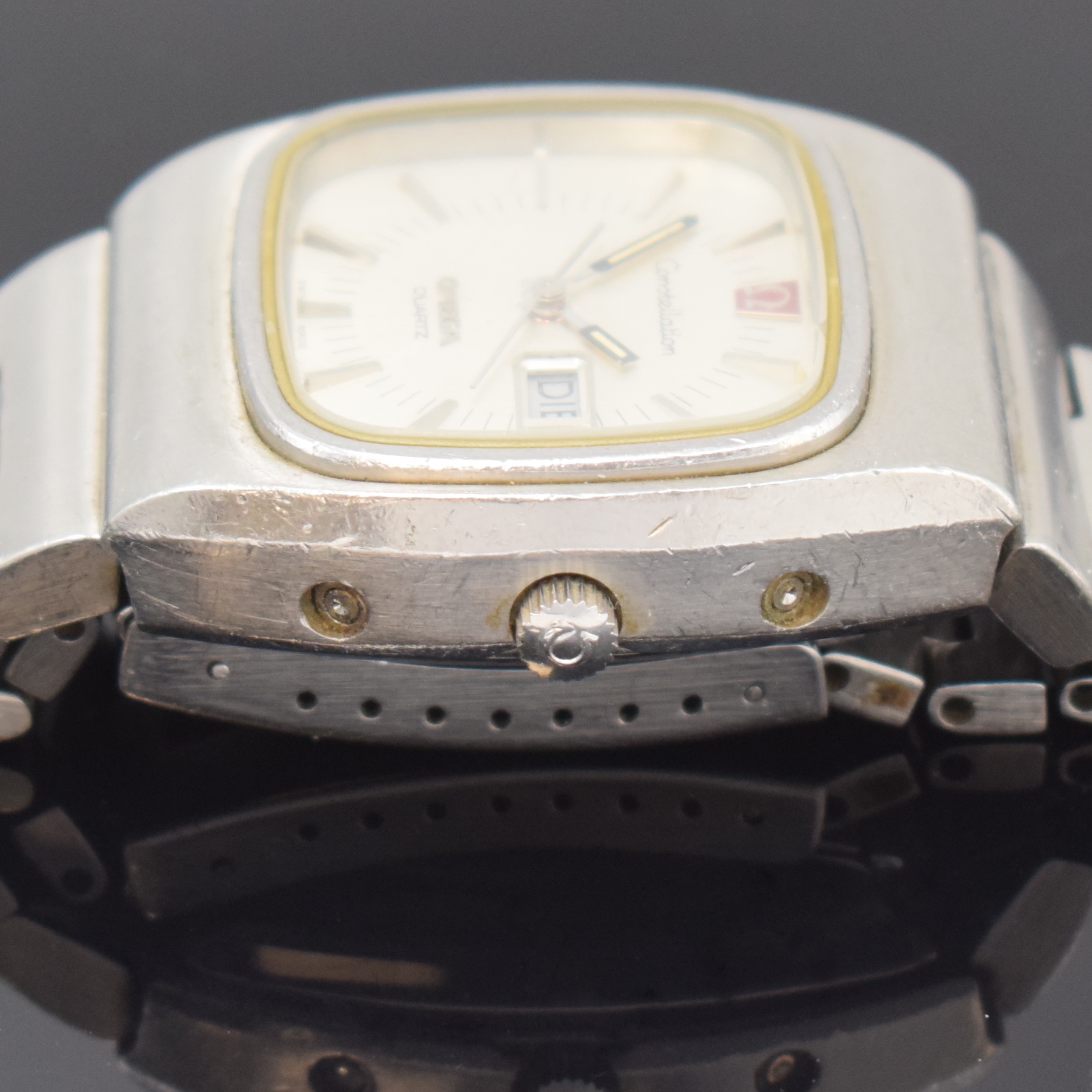 Detail c: OMEGA Constellation Herrenarmbanduhr Referenz 196.0016/396.0811, Schweiz um 1975, quarz, Boden verschr., Korrekturdr. seitl. im Geh. eingel., orig. ...