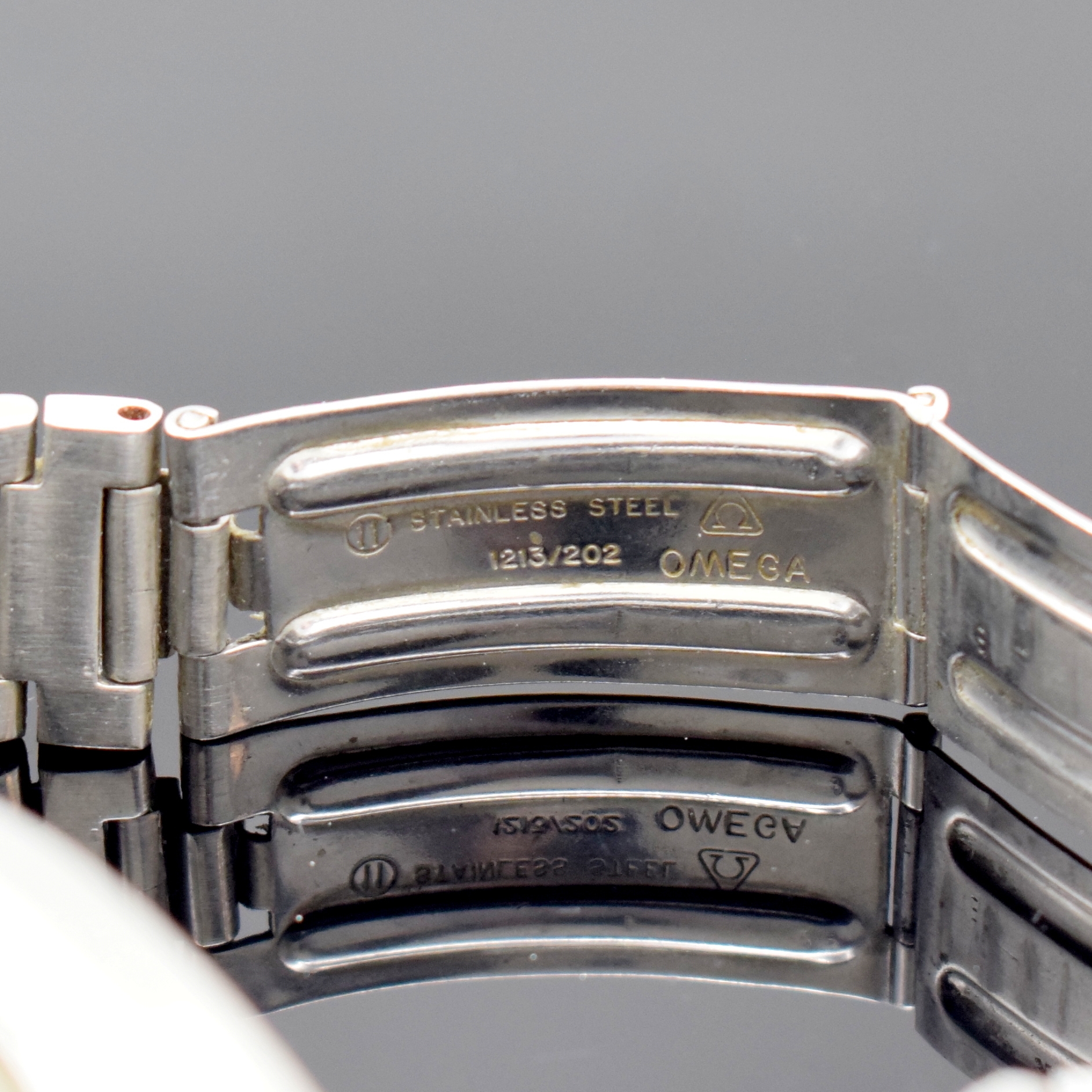 Detail d: OMEGA Constellation Herrenarmbanduhr Referenz 196.0016/396.0811, Schweiz um 1975, quarz, Boden verschr., Korrekturdr. seitl. im Geh. eingel., orig. ...