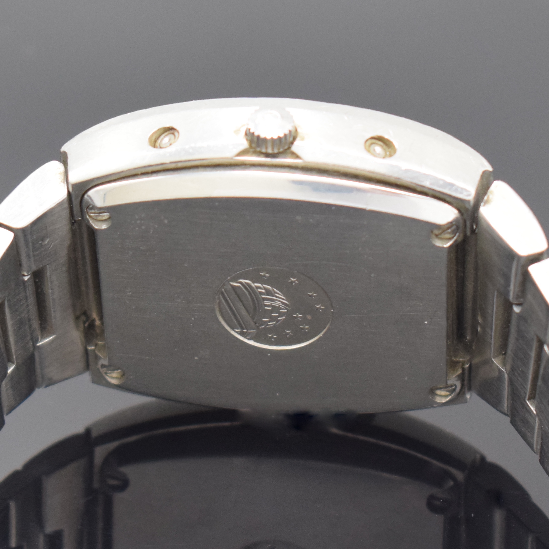 Detail e: OMEGA Constellation Herrenarmbanduhr Referenz 196.0016/396.0811, Schweiz um 1975, quarz, Boden verschr., Korrekturdr. seitl. im Geh. eingel., orig. ...