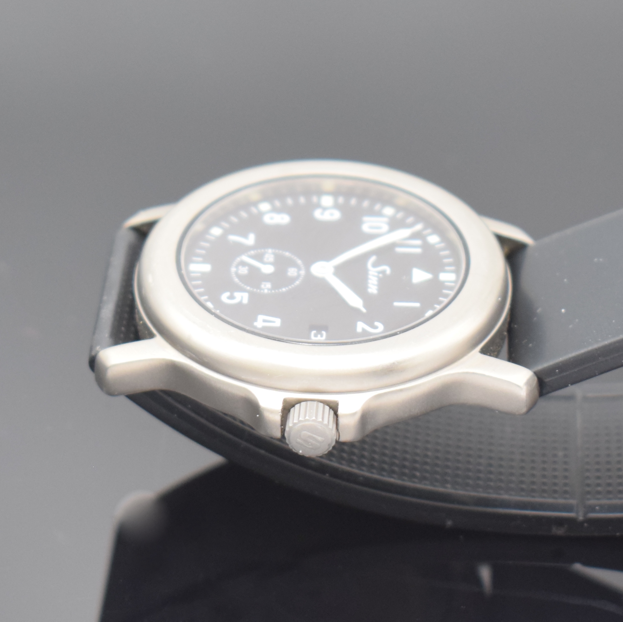 Detail c: SINN auf 200 Stück limitierte Herrenarmbanduhr Referenz 8828, Schweiz/Deutschland um 2002, Automatik, beids. vergl., Boden u. Krone verschr., ...