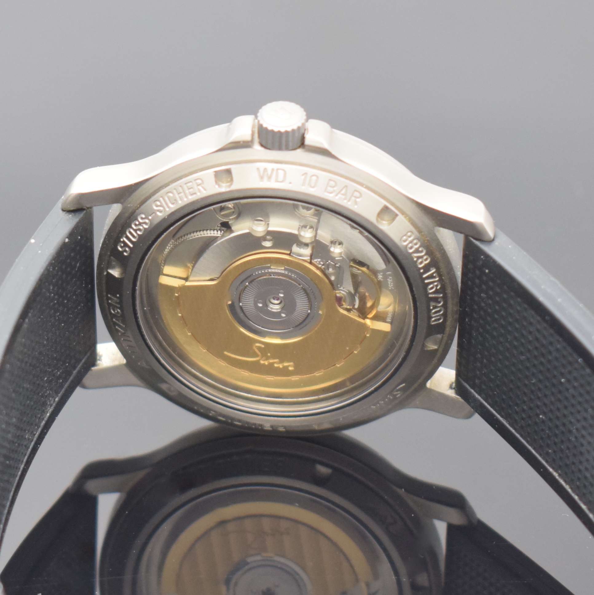 Detail d: SINN auf 200 Stück limitierte Herrenarmbanduhr Referenz 8828, Schweiz/Deutschland um 2002, Automatik, beids. vergl., Boden u. Krone verschr., ...
