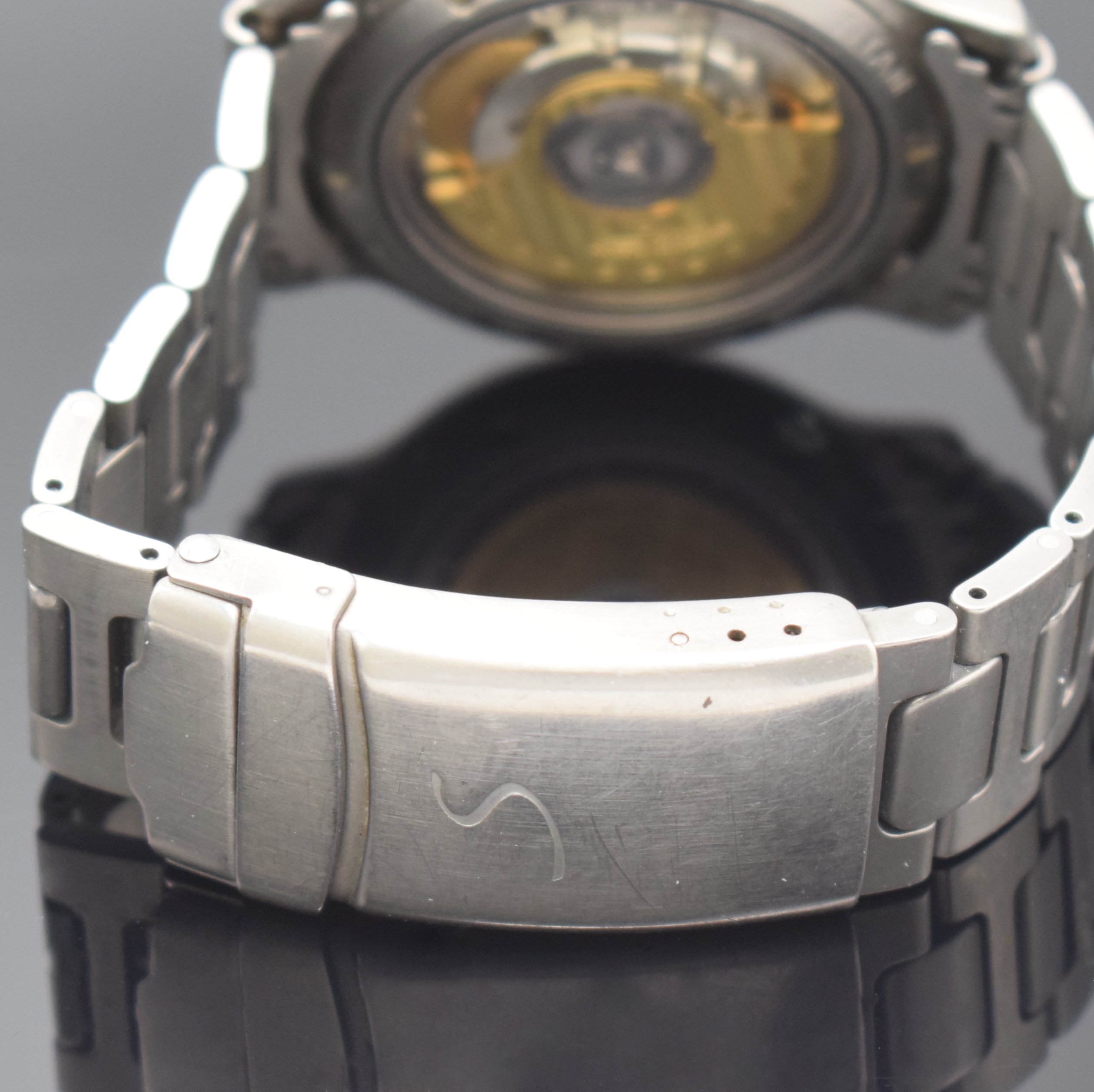 Detail b: SINN Herrenarmbanduhr Chronometer in Titan, Schweiz/Deutschland um 2000, Automatik, beids. vergl., Boden u. Krone verschr., Saphirglas, orig. ...