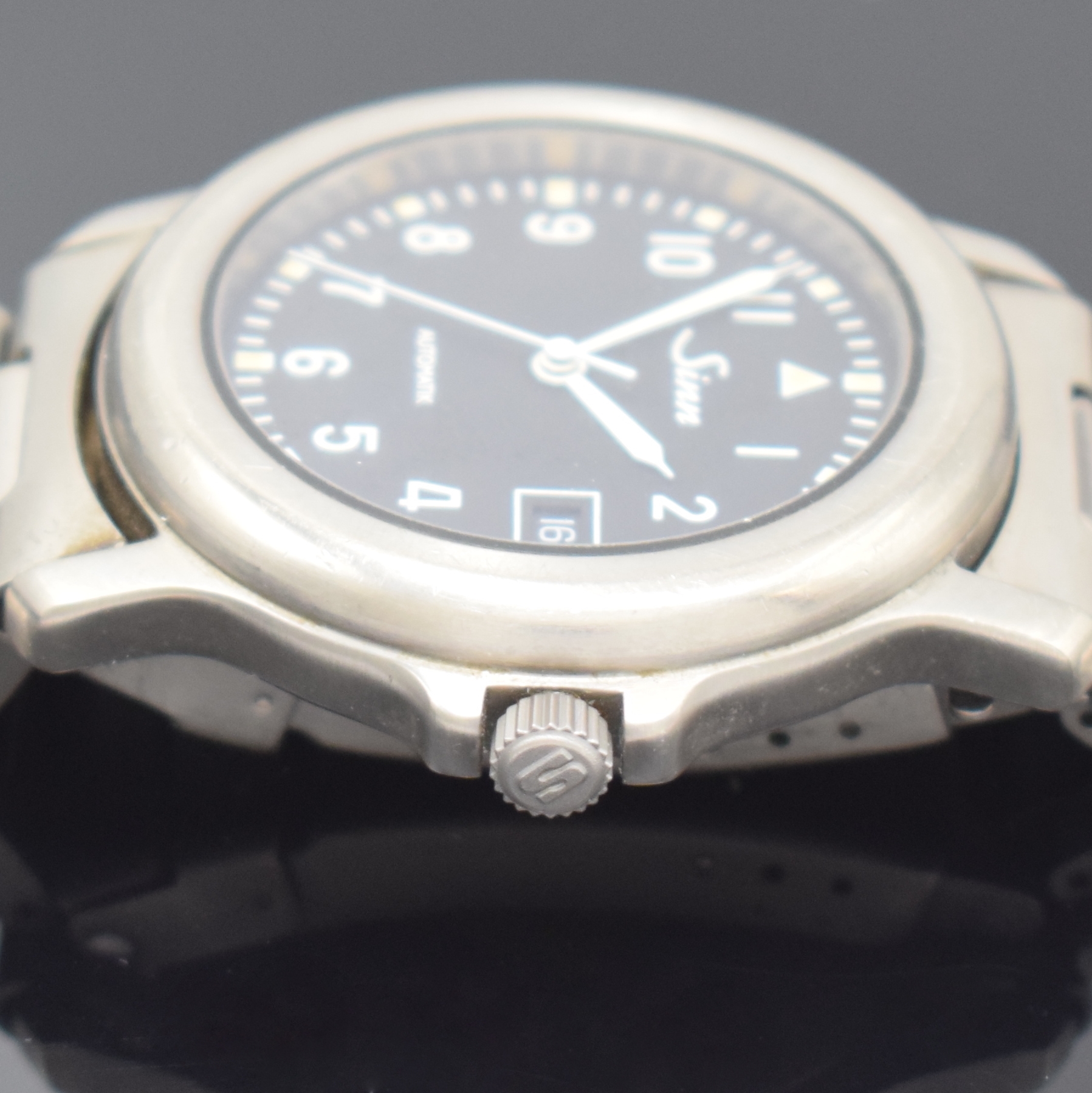Detail c: SINN Herrenarmbanduhr Chronometer in Titan, Schweiz/Deutschland um 2000, Automatik, beids. vergl., Boden u. Krone verschr., Saphirglas, orig. ...