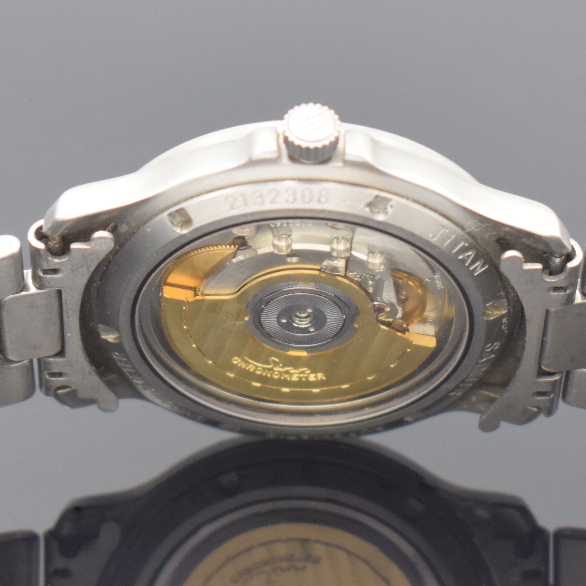 Detail d: SINN Herrenarmbanduhr Chronometer in Titan, Schweiz/Deutschland um 2000, Automatik, beids. vergl., Boden u. Krone verschr., Saphirglas, orig. ...