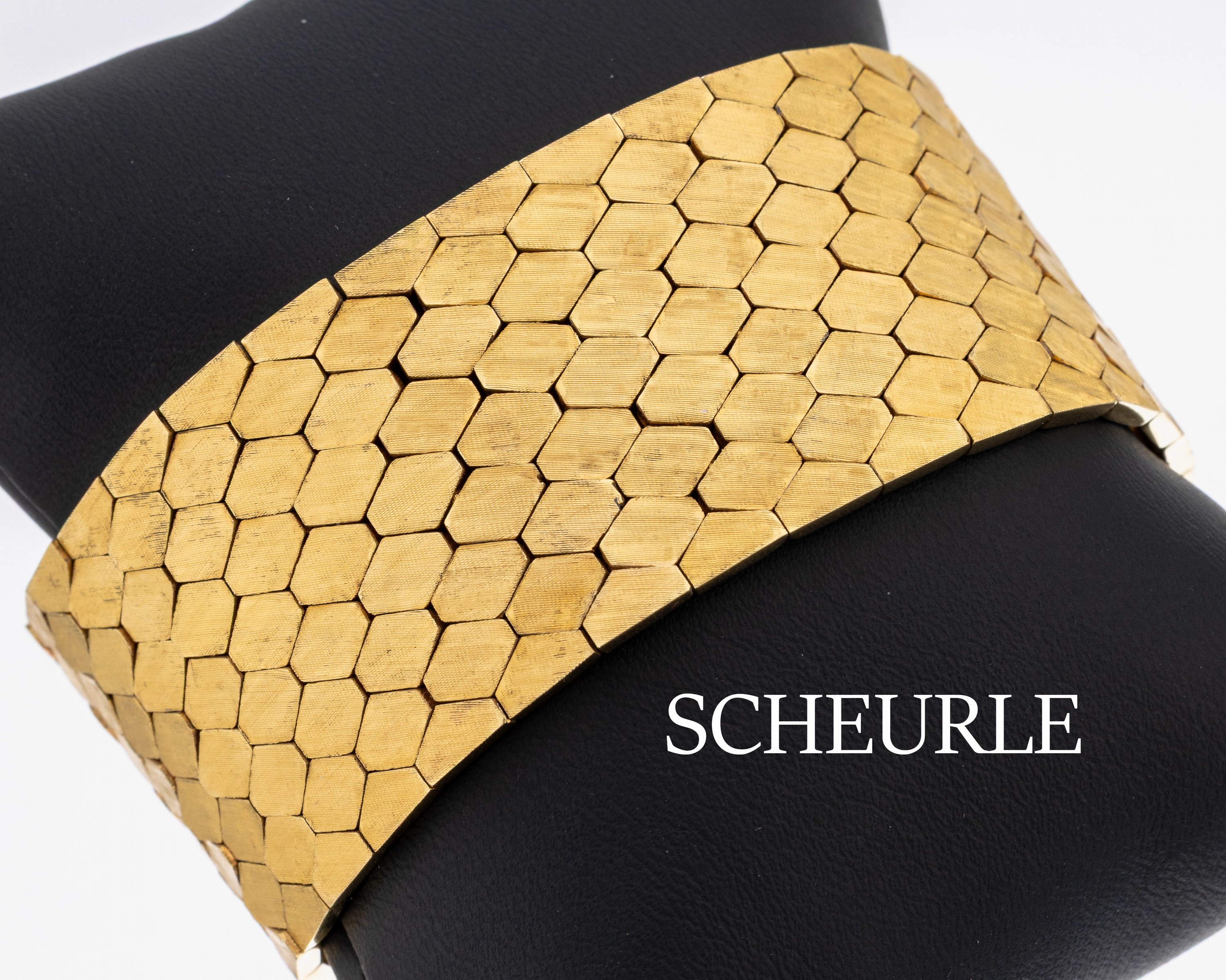 18 kt Gold Armband, GG 750/000, Glieder in Form von Waben, fein sat., L. ca. 17 cm, B. ca. 3 cm, Kastenschloss mit 2 Sicherheitsachten, ca. 78.7 g, ...