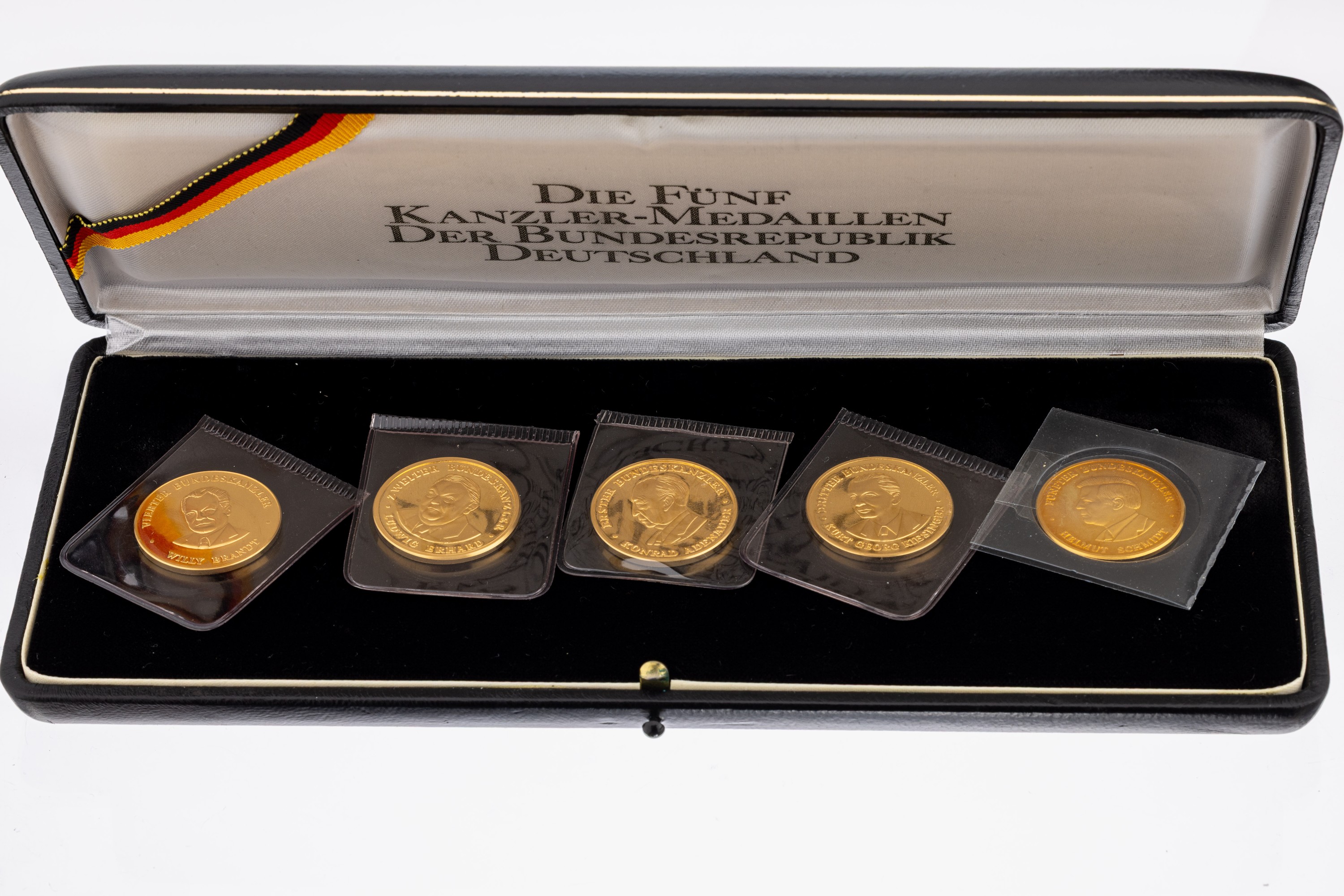Die Fünf Kanzler-Medaillen der Bundesrepublik Deutschland GG 999.9/000, Adenauer, Erhard, Kiesinger, Brandt und Schmidt, 4 Stück in orig. ...