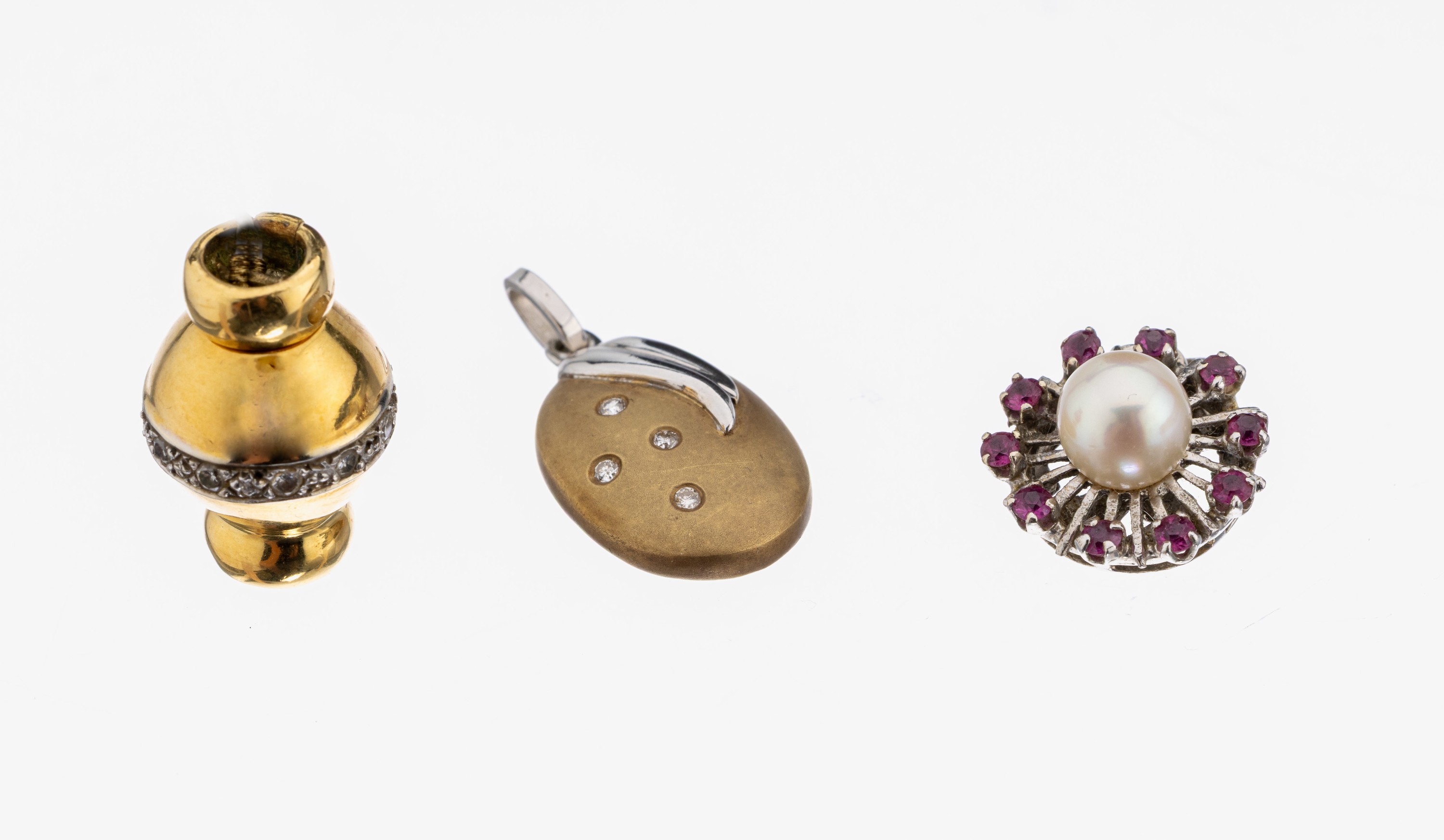 Konvolut in 14 kt Gold, GG und WG 585/000, gepr., 1 x Anhänger, 1 x Kettenschließe, 1 x Schließe für Zuchtperlenkette (besch.), z.T. mit ...