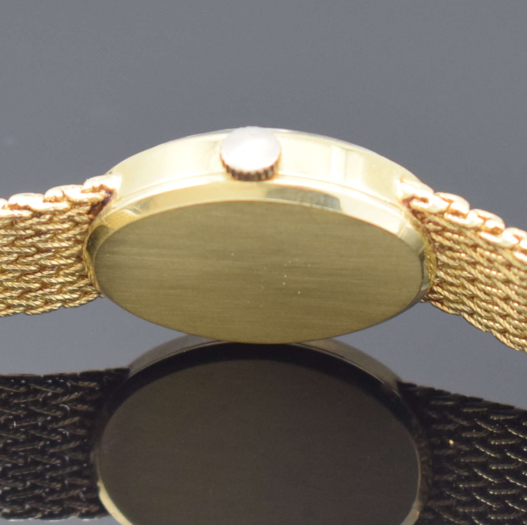 Detail d: TISSOT Damenarmbanduhr in GG 585/000, Handaufzug, Schweiz 1970er Jahre, Milanaiseband, Boden aufgedr., gold. Zifferbl. m. aufgel. Indizes altersbed. ...