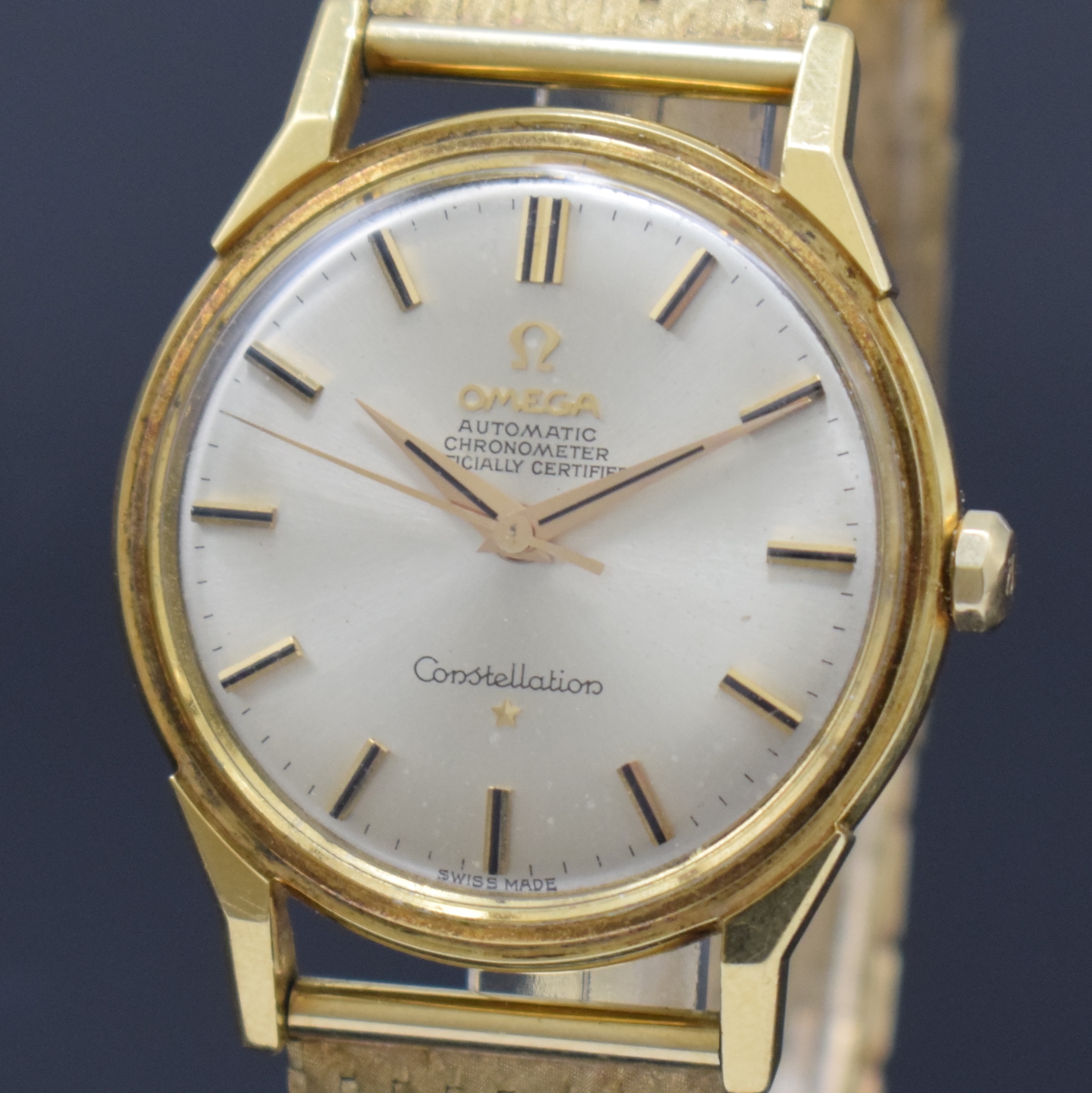 Detail a: OMEGA Herrenarmbanduhr Constellation Chronometer in GG 750/000 Referenz 167.005/6 an neutralem GG 585/000 Milanaiseband, Schweiz um 1965, Automatik, ...