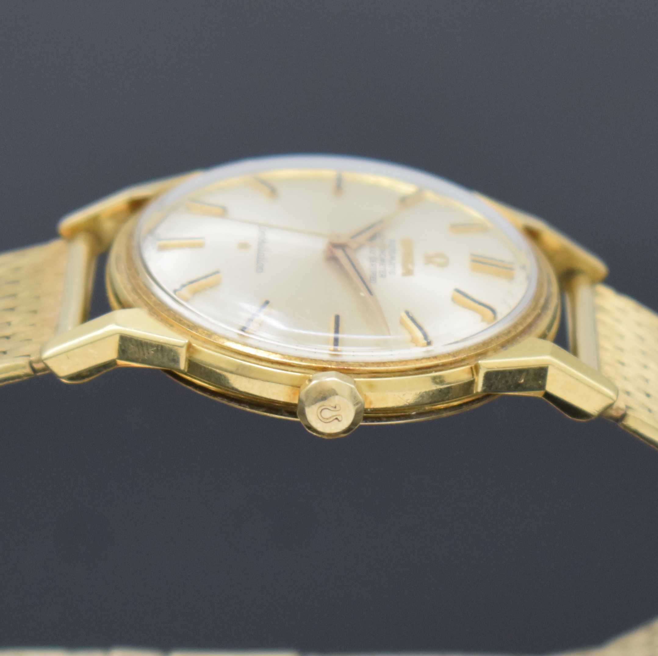 Detail c: OMEGA Herrenarmbanduhr Constellation Chronometer in GG 750/000 Referenz 167.005/6 an neutralem GG 585/000 Milanaiseband, Schweiz um 1965, Automatik, ...