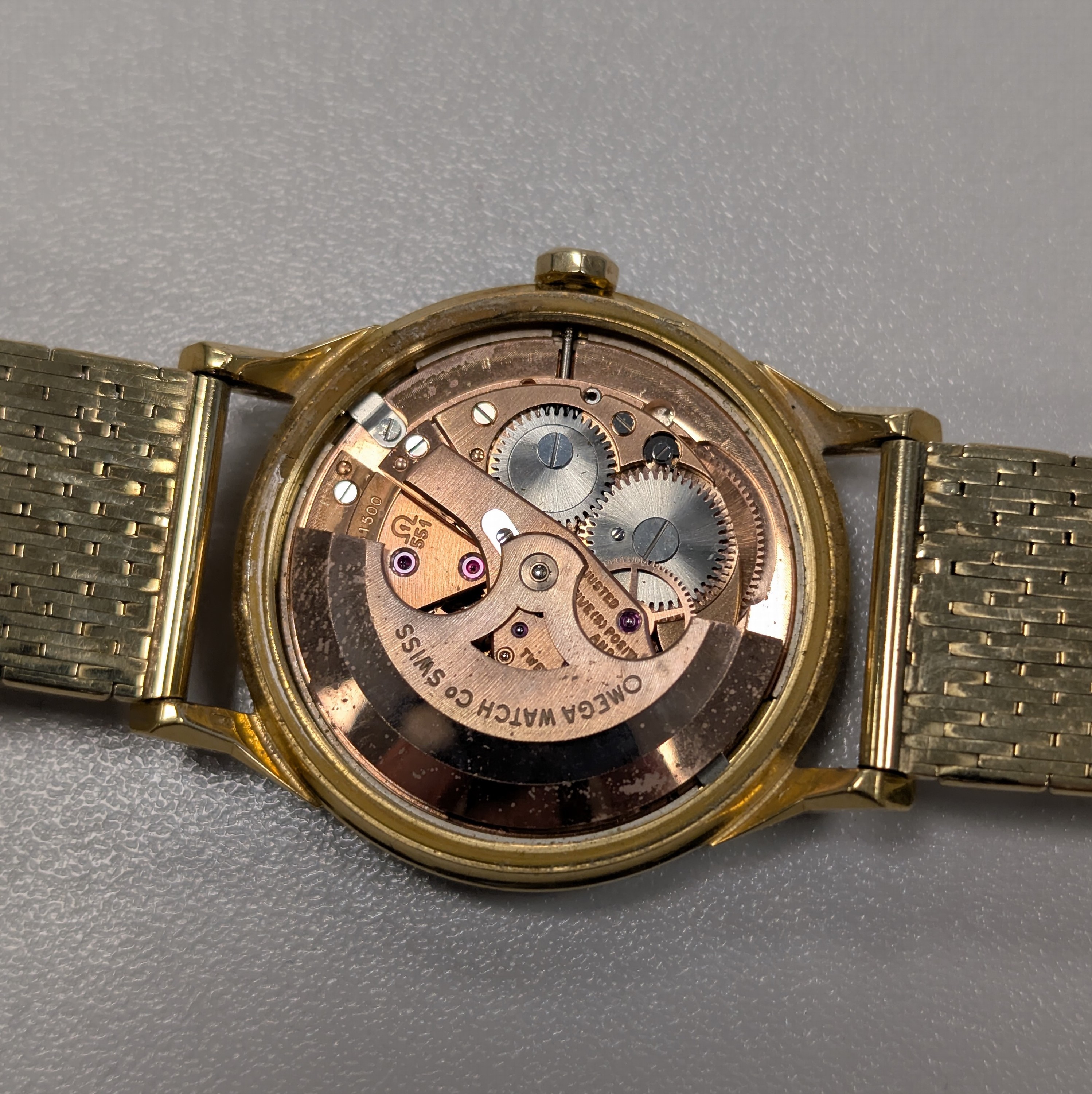 Detail e: OMEGA Herrenarmbanduhr Constellation Chronometer in GG 750/000 Referenz 167.005/6 an neutralem GG 585/000 Milanaiseband, Schweiz um 1965, Automatik, ...