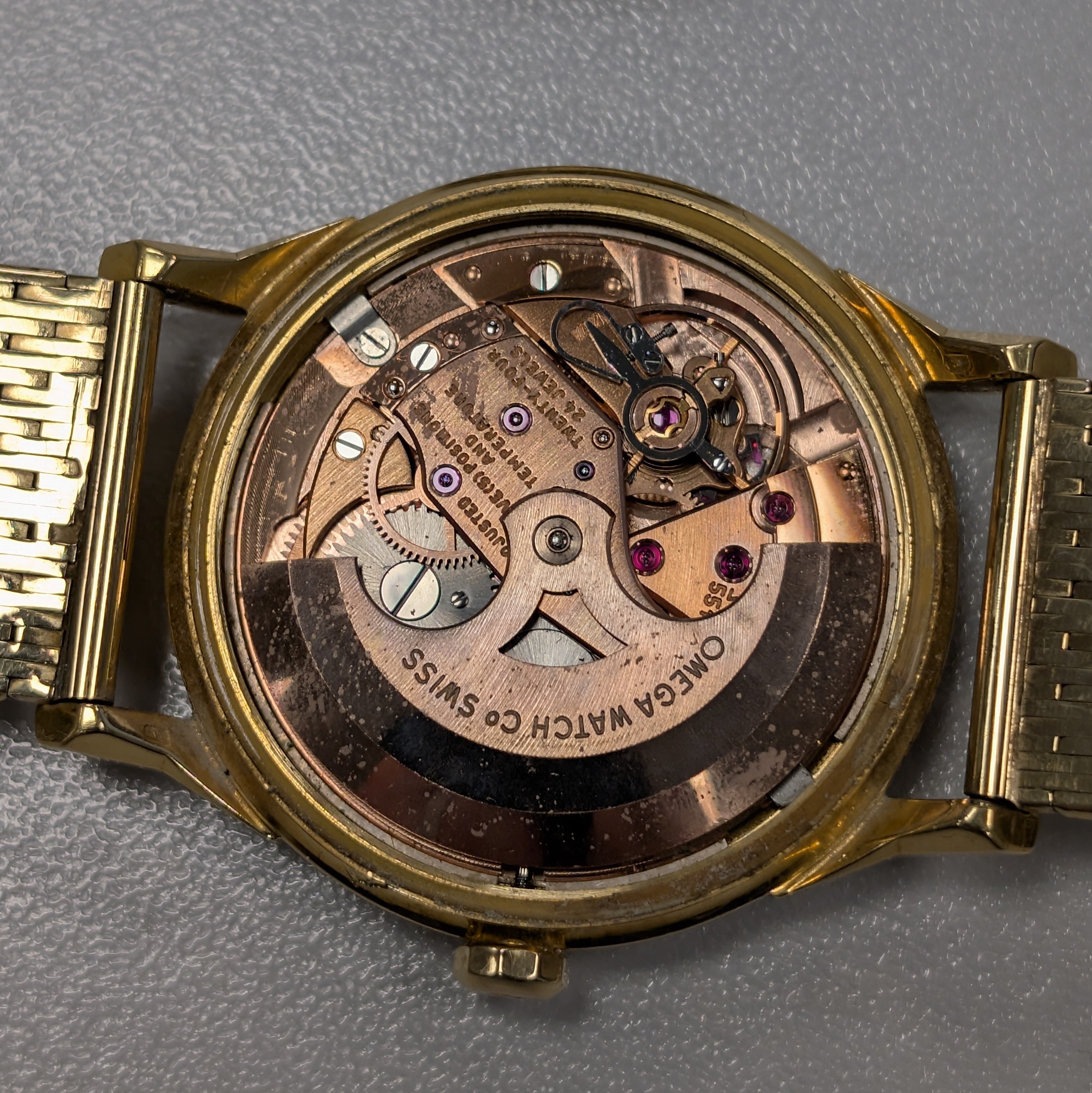 Detail f: OMEGA Herrenarmbanduhr Constellation Chronometer in GG 750/000 Referenz 167.005/6 an neutralem GG 585/000 Milanaiseband, Schweiz um 1965, Automatik, ...